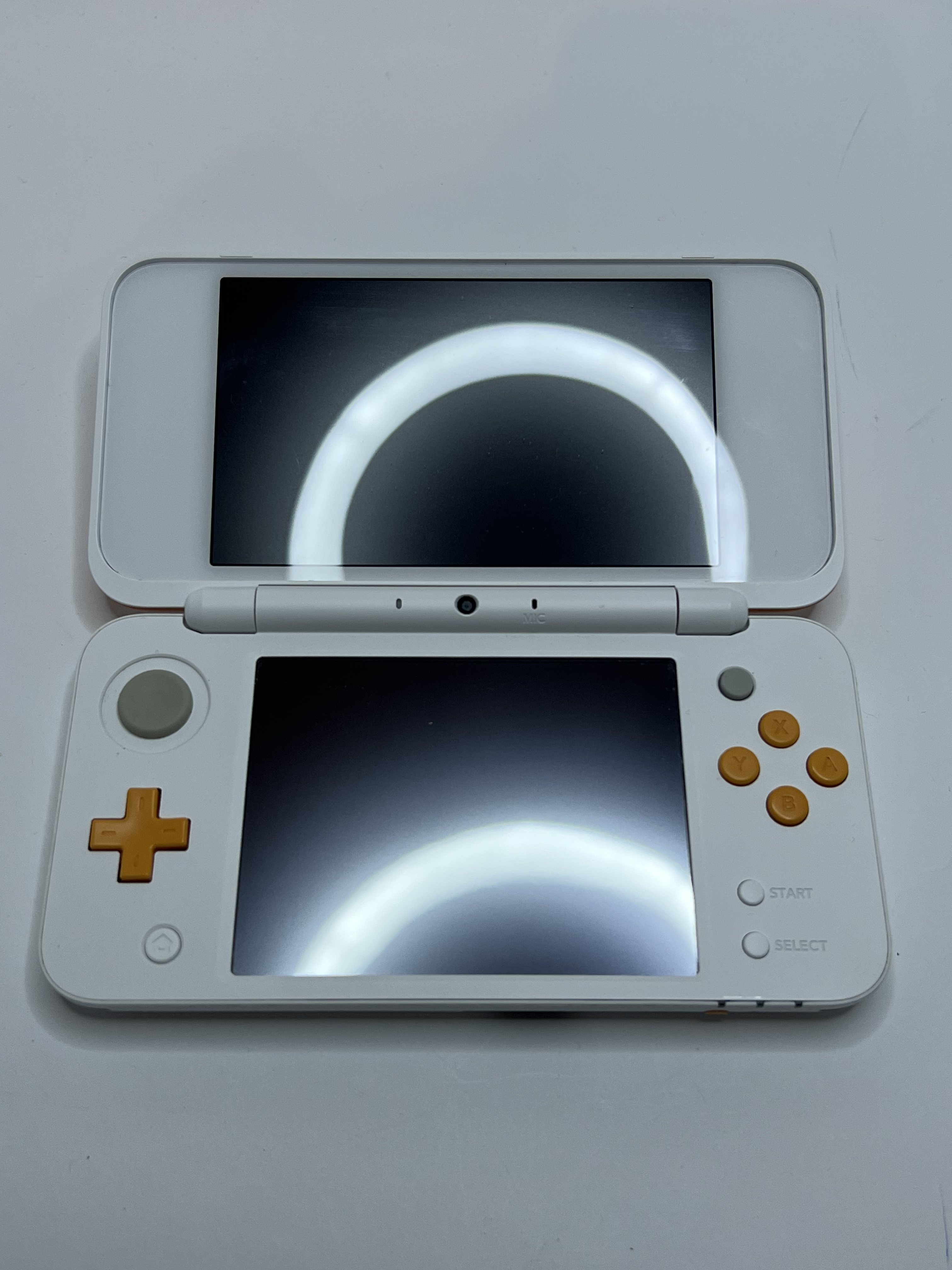 Nintendo New 2DS XL Konsole in weiß orange in OVP mit 128GB, Pokemon Bank, Poke Mover & vielen Extras