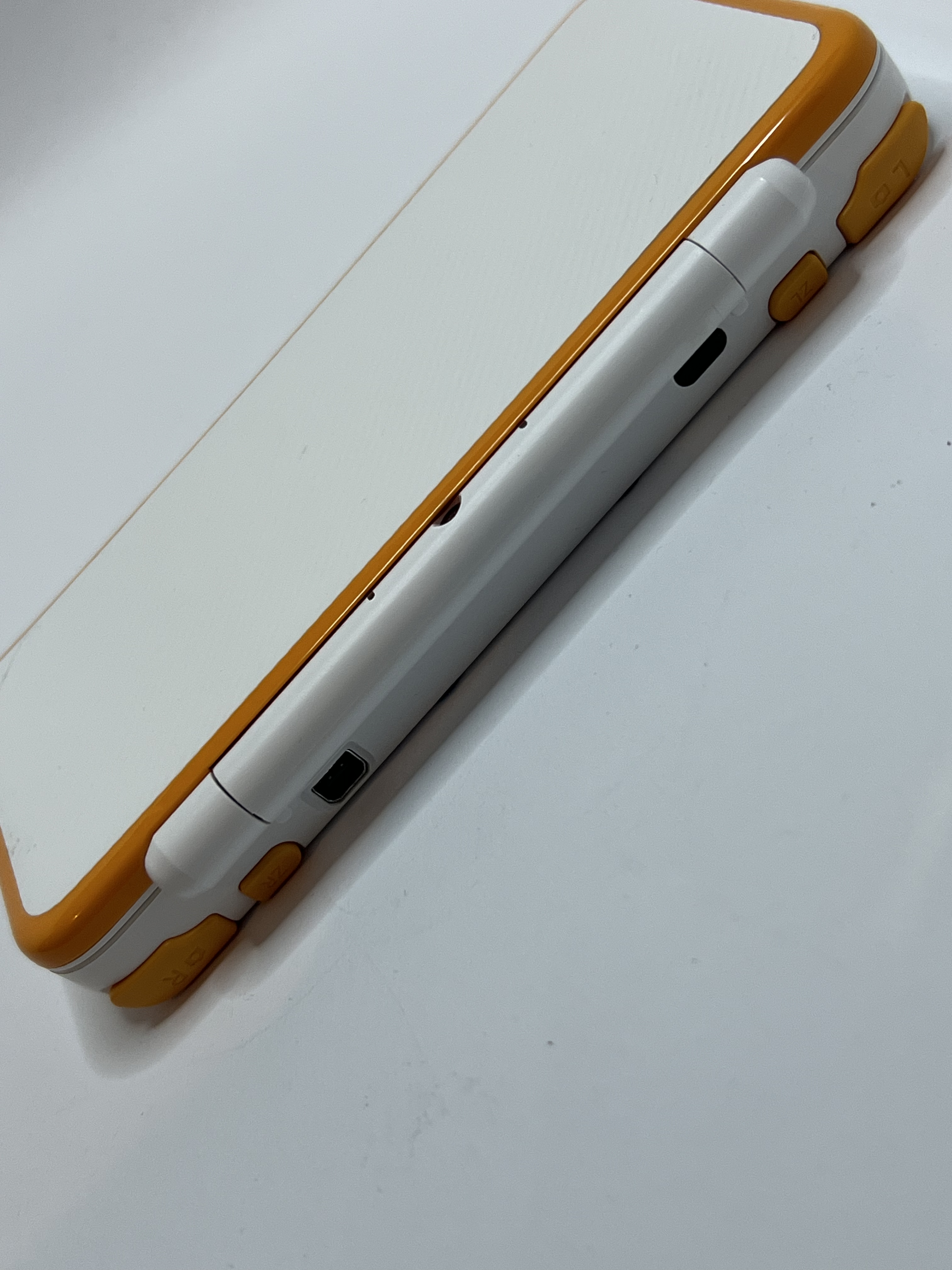 Nintendo New 2DS XL Konsole in weiß orange in OVP mit 128GB, Pokemon Bank, Poke Mover & vielen Extras