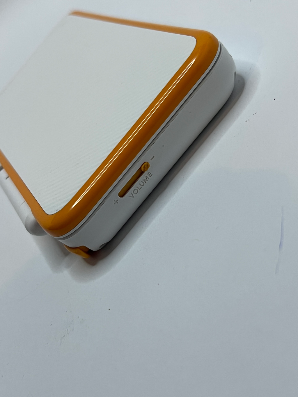 Nintendo New 2DS XL Konsole in weiß orange in OVP mit 128GB, Pokemon Bank, Poke Mover & vielen Extras