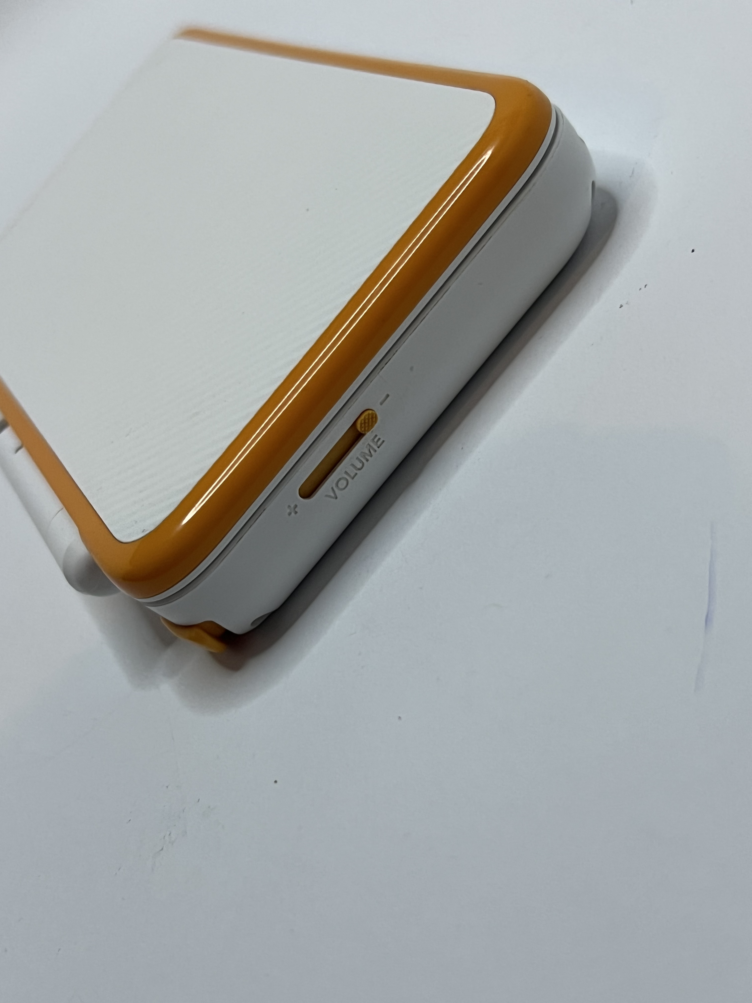 Nintendo New 2DS XL Konsole in weiß orange in OVP mit 128GB, Pokemon Bank, Poke Mover & vielen Extras
