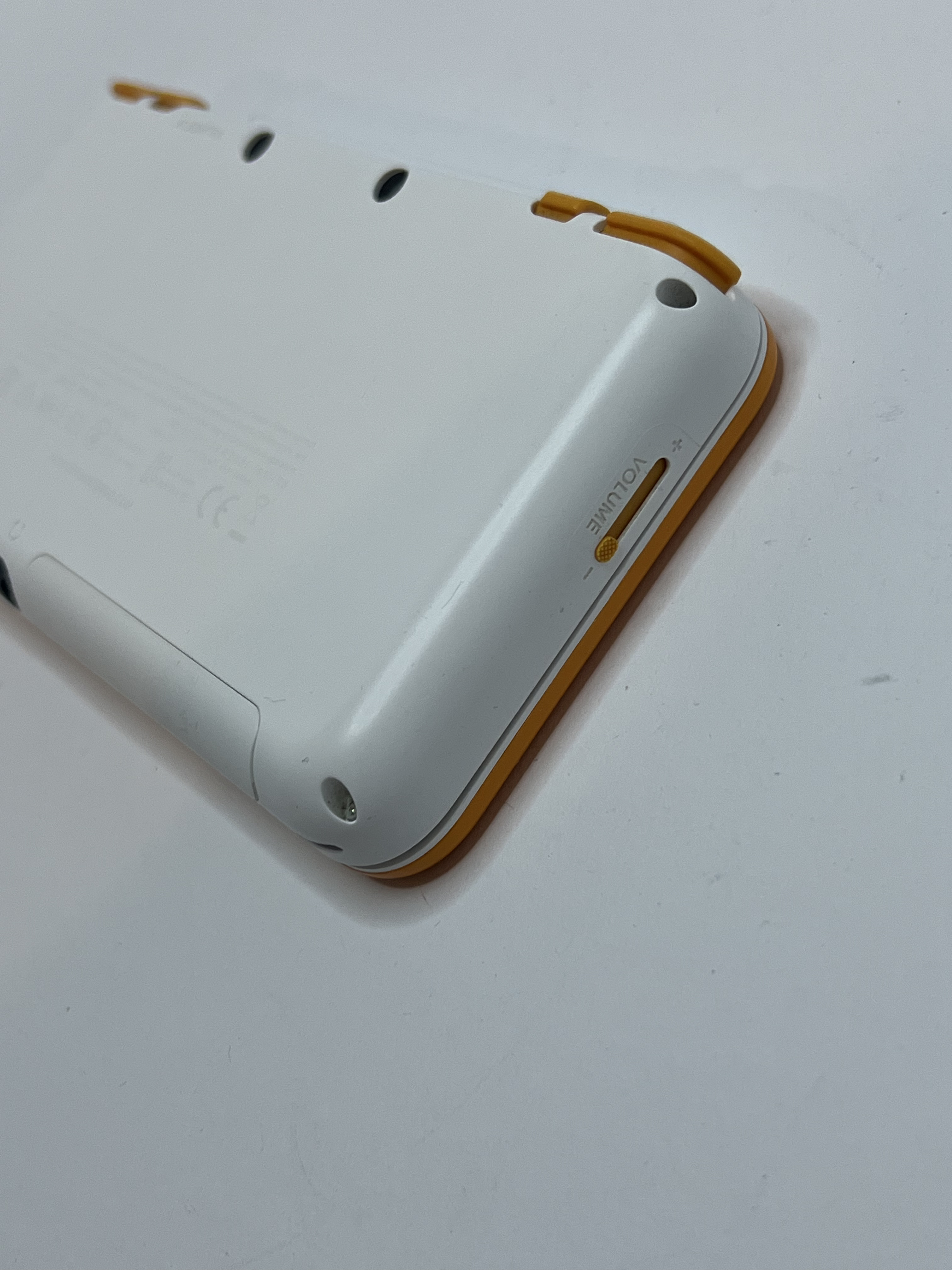 Nintendo New 2DS XL Konsole in weiß orange in OVP mit 128GB, Pokemon Bank, Poke Mover & vielen Extras
