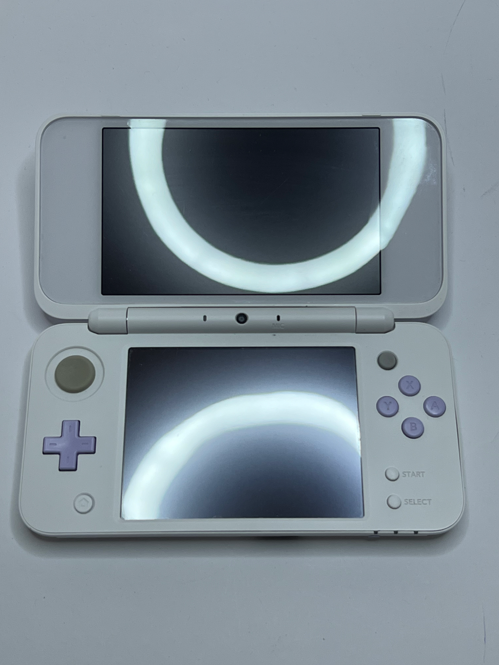Nintendo New 2DS XL Konsole in weiß lavendel lila mit 128GB, Pokemon Bank, Poke Mover & vielen Extras