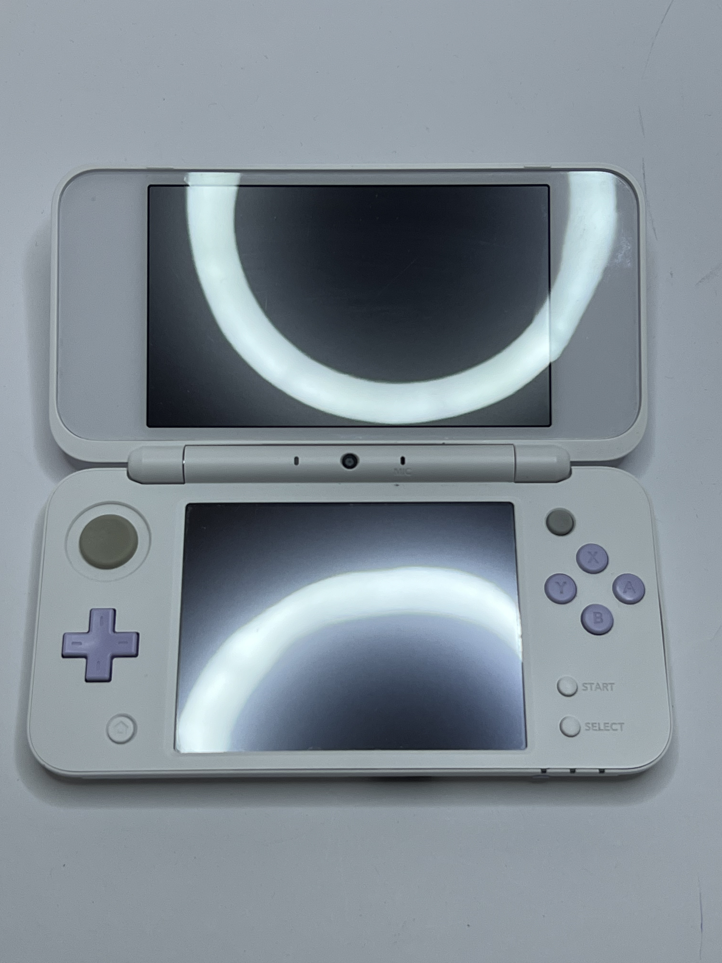 Nintendo New 2DS XL Konsole in weiß lavendel lila mit 128GB, Pokemon Bank, Poke Mover & vielen Extras