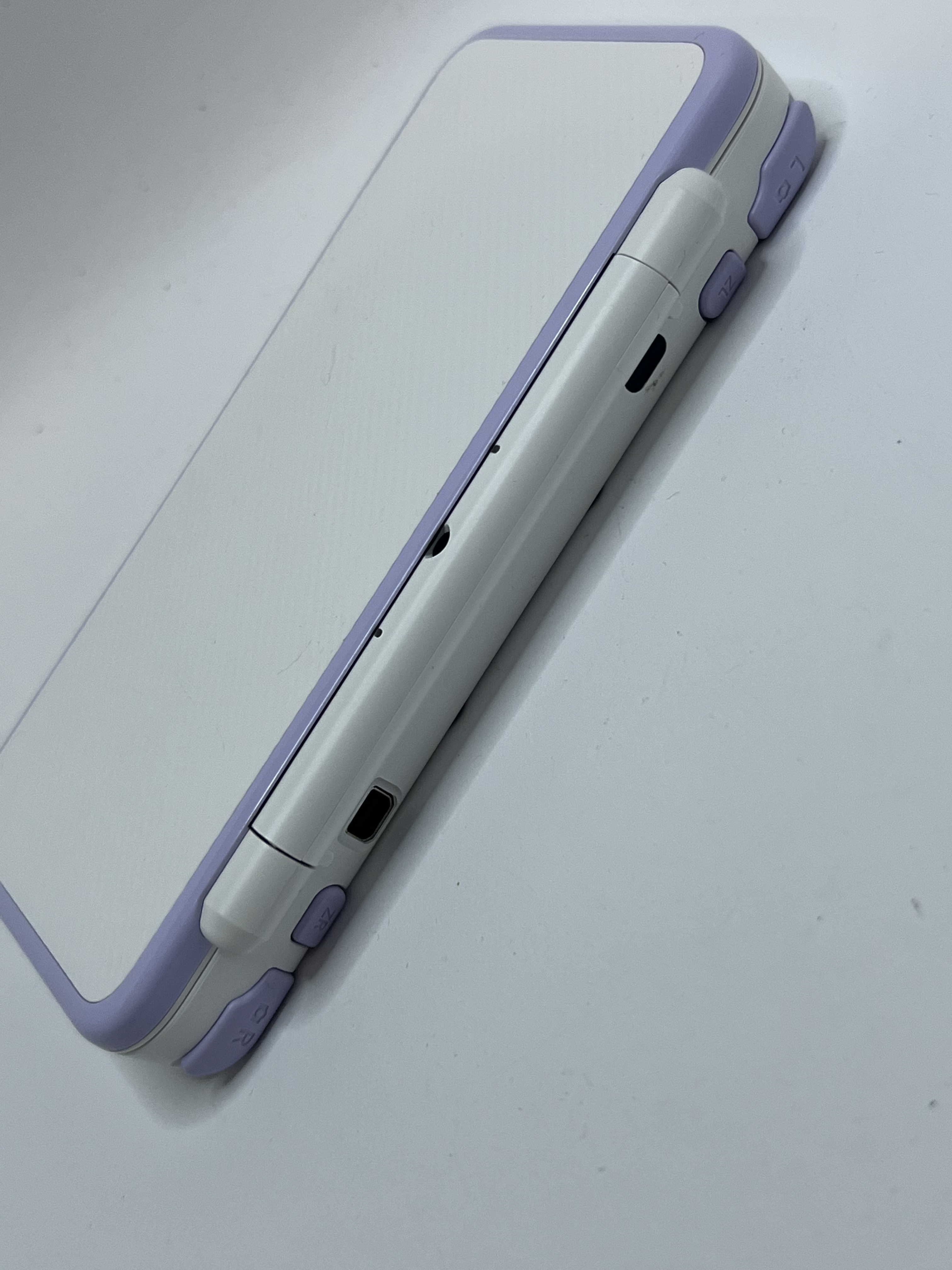 Nintendo New 2DS XL Konsole in weiß lavendel lila mit 128GB, Pokemon Bank, Poke Mover & vielen Extras