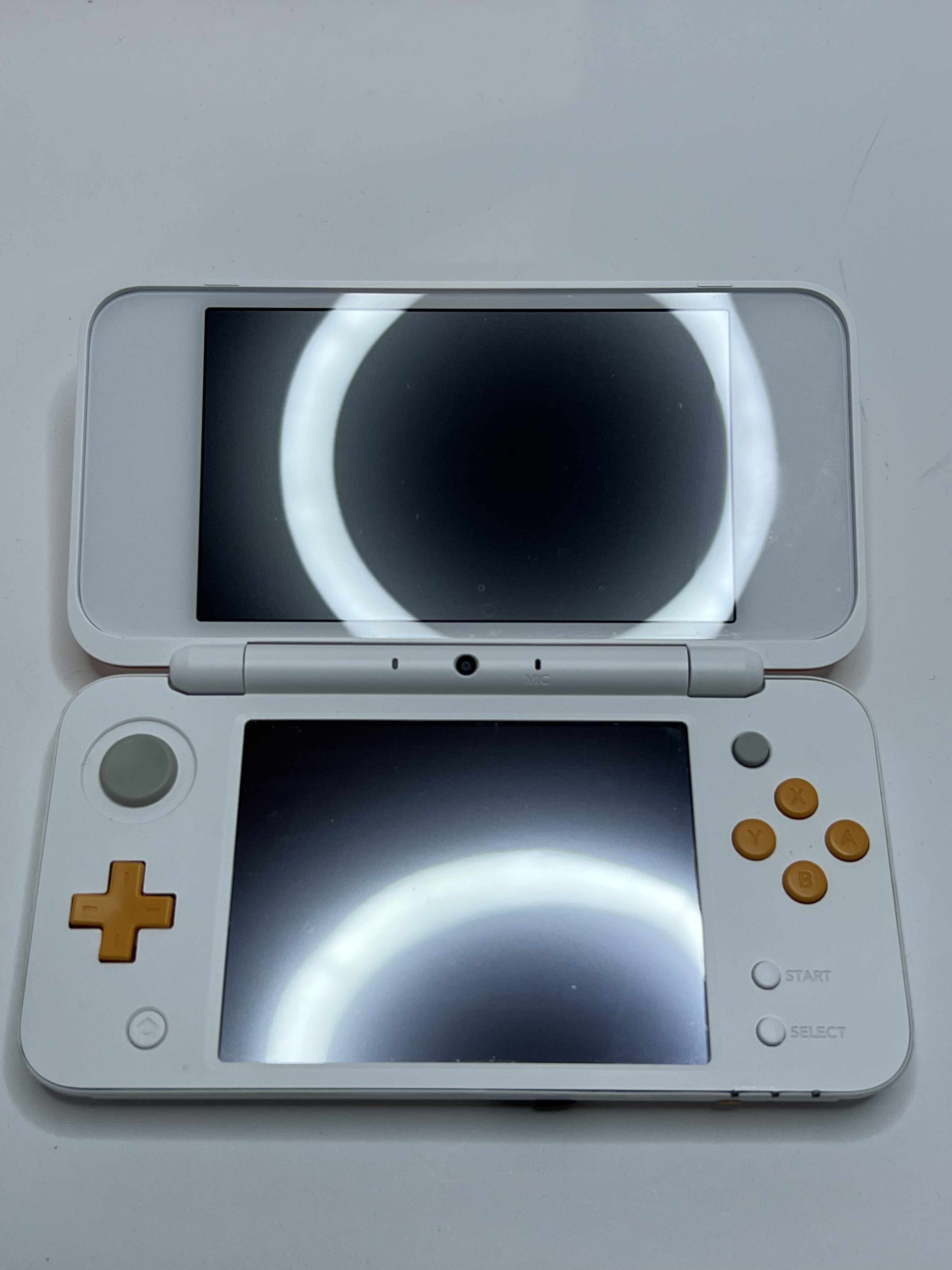 Nintendo New 2DS XL Konsole in weiß orange mit 128GB, Pokemon Bank, Poke Mover & vielen Extras