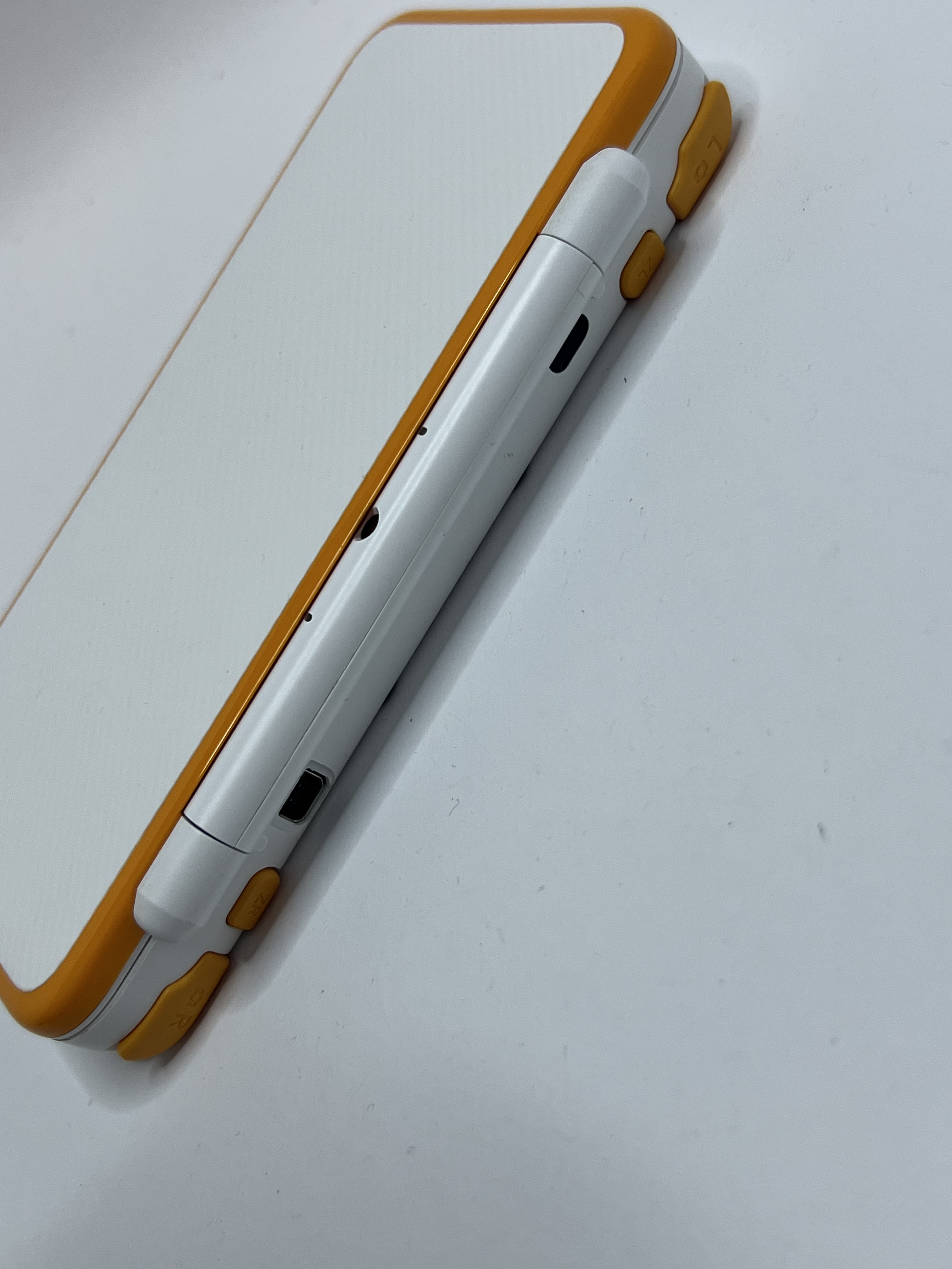 Nintendo New 2DS XL Konsole in weiß orange mit 128GB, Pokemon Bank, Poke Mover & vielen Extras
