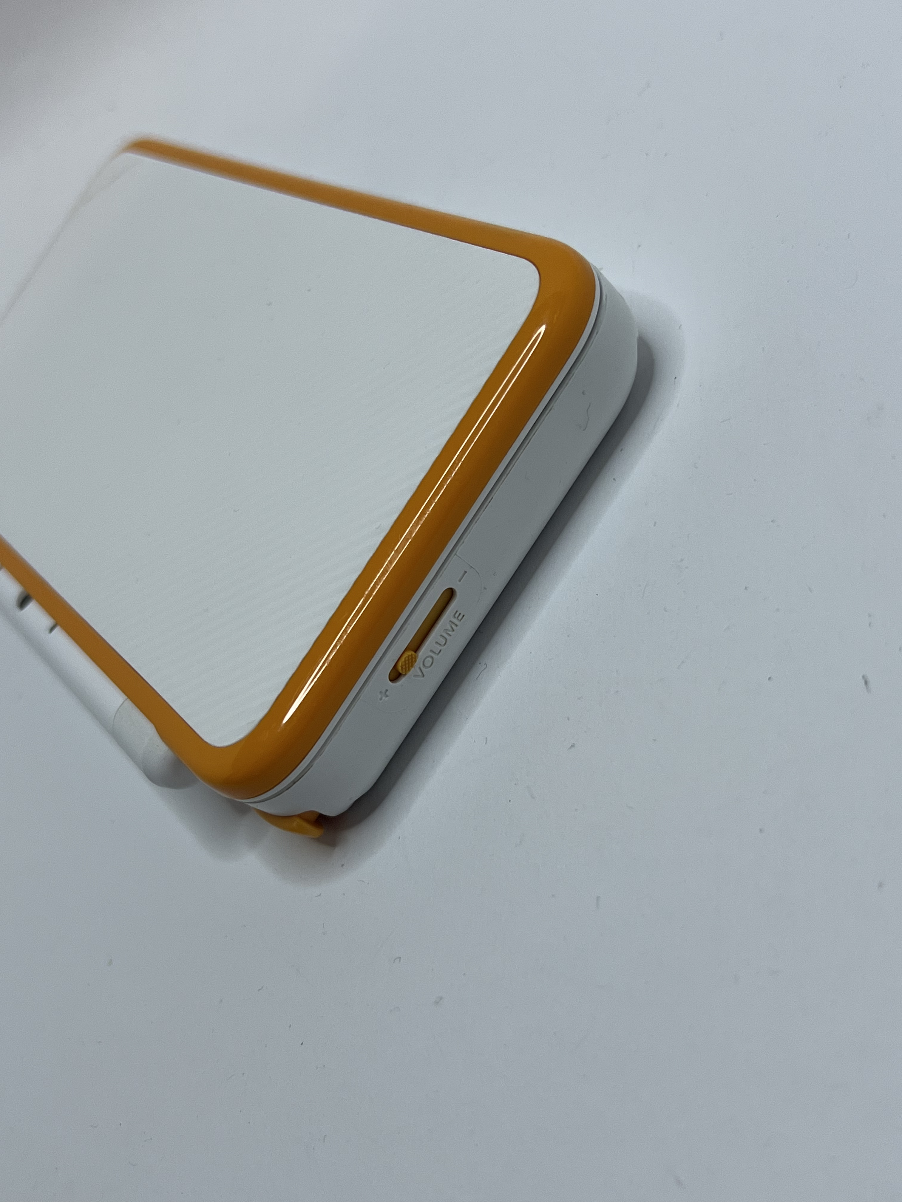 Nintendo New 2DS XL Konsole in weiß orange mit 128GB, Pokemon Bank, Poke Mover & vielen Extras