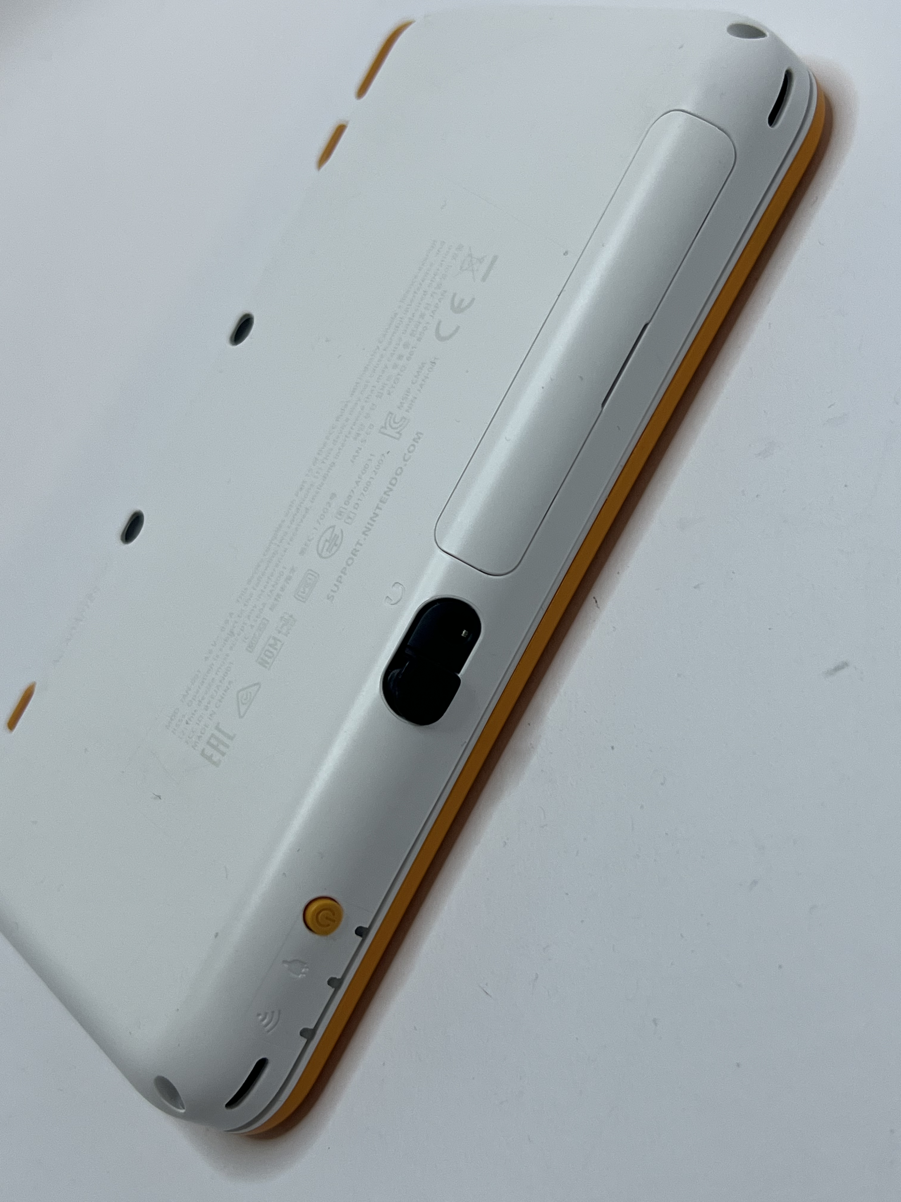 Nintendo New 2DS XL Konsole in weiß orange mit 128GB, Pokemon Bank, Poke Mover & vielen Extras