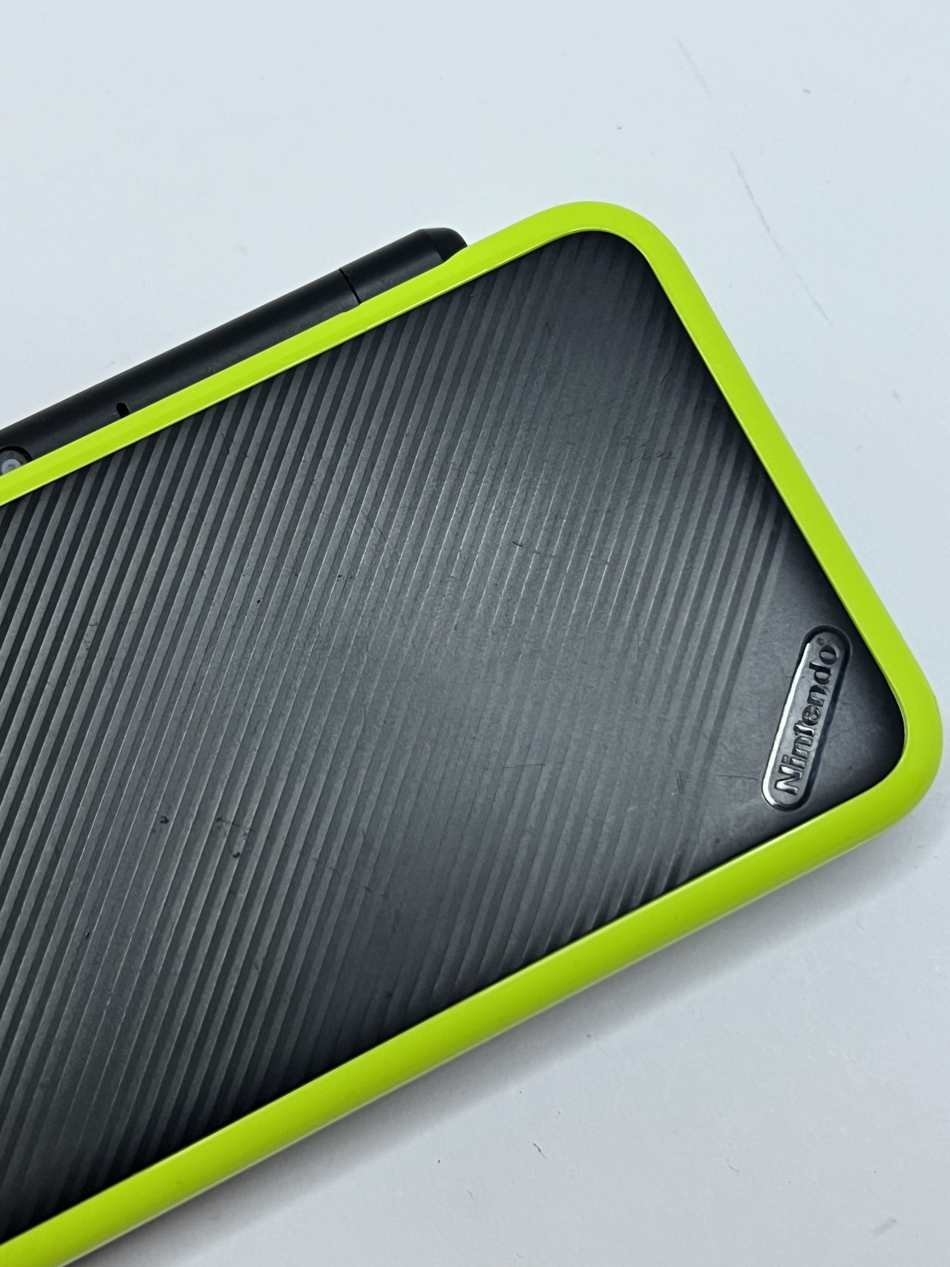 Nintendo New 2DS XL Konsole in neon grün in OVP mit 128GB, Pokemon Bank, Poke Mover & vielen Extras