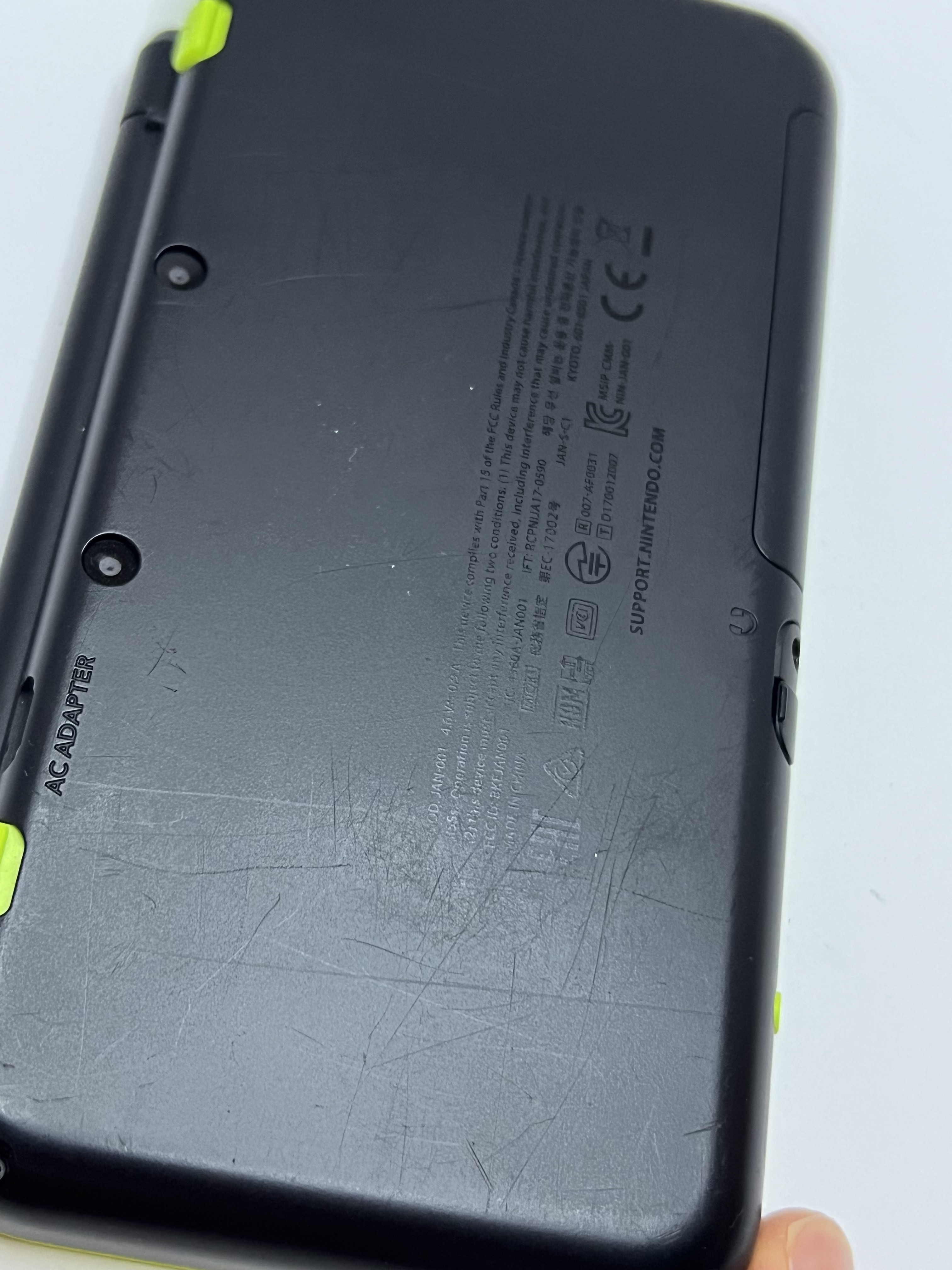 Nintendo New 2DS XL Konsole in neon grün in OVP mit 128GB, Pokemon Bank, Poke Mover & vielen Extras