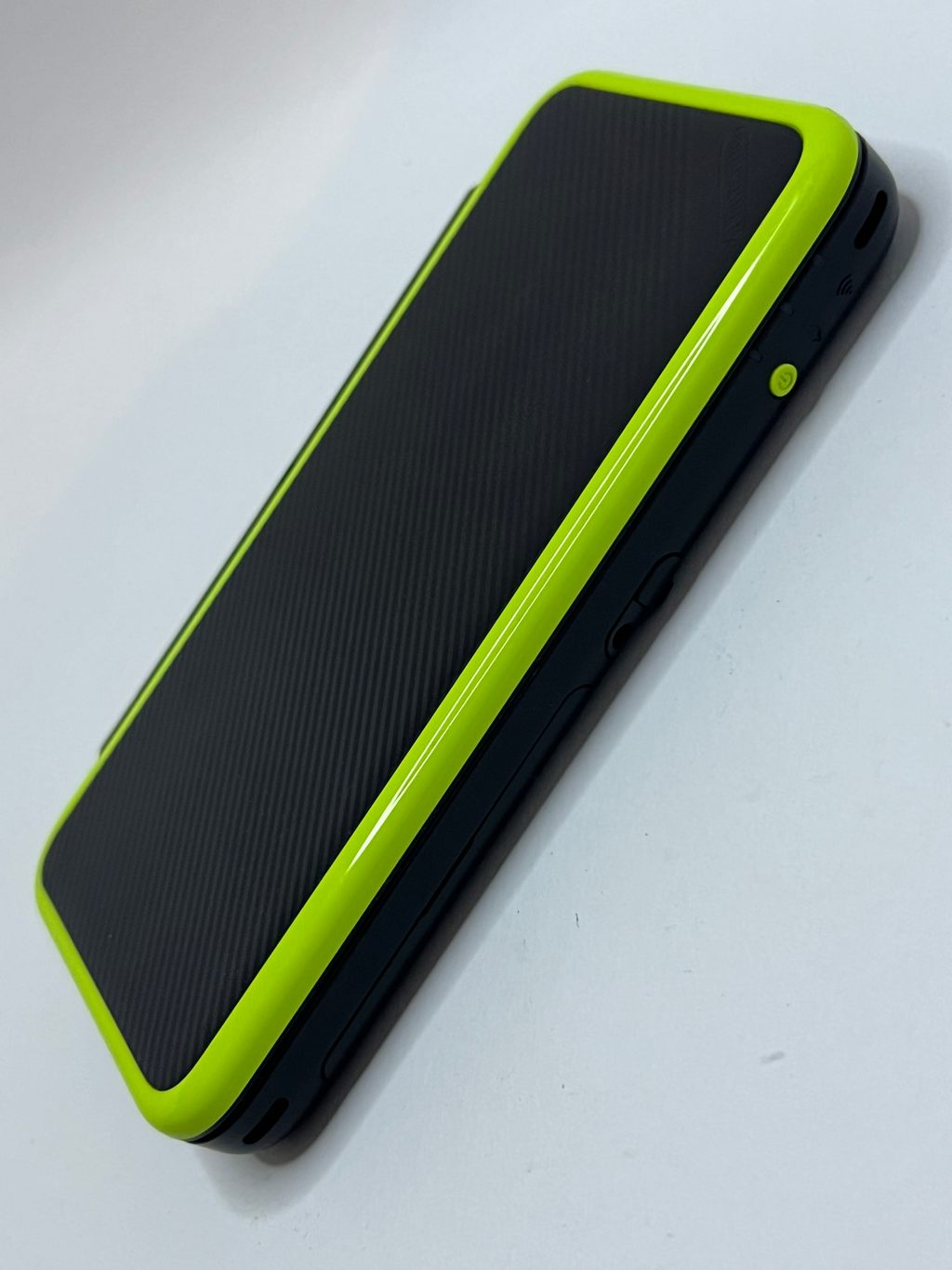 Nintendo New 2DS XL Konsole in neon grün in OVP mit 128GB, Pokemon Bank, Poke Mover & vielen Extras