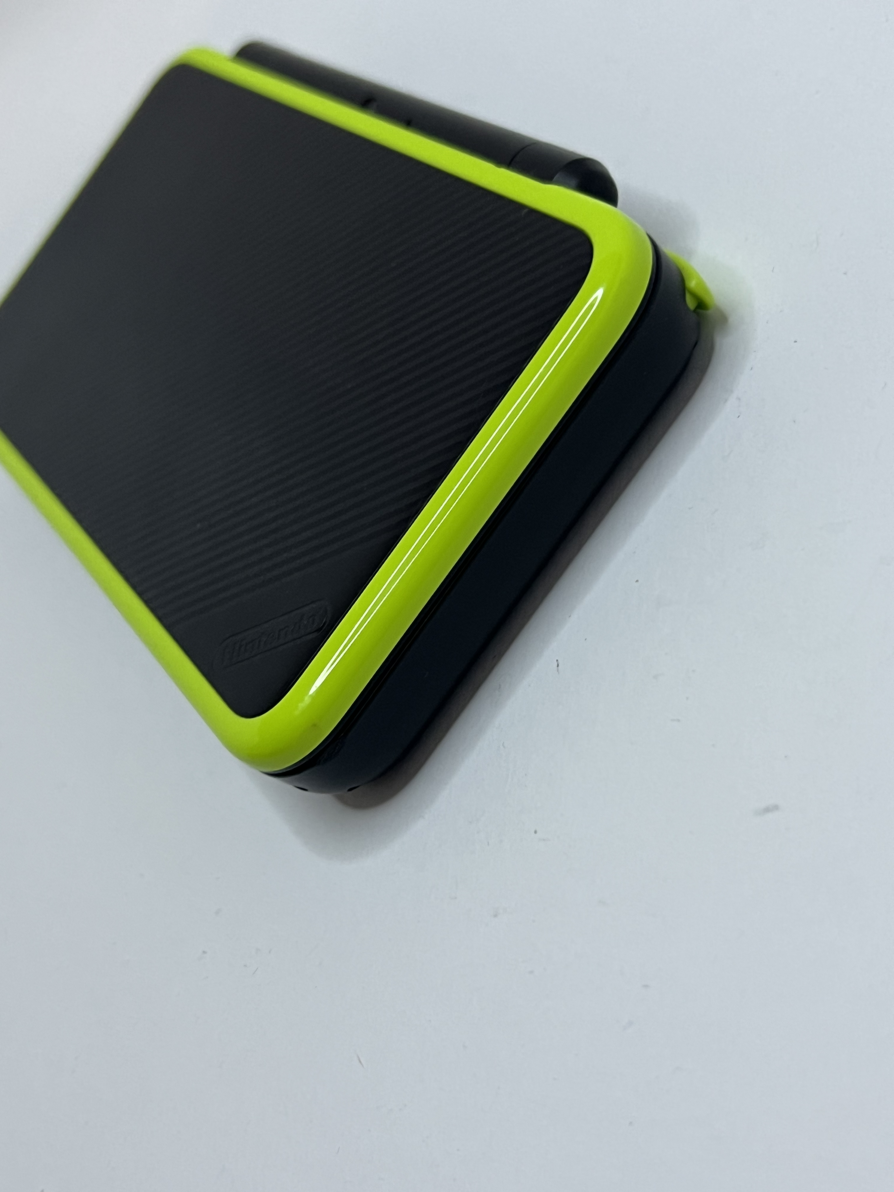 Nintendo New 2DS XL Konsole in neon grün in OVP mit 128GB, Pokemon Bank, Poke Mover & vielen Extras