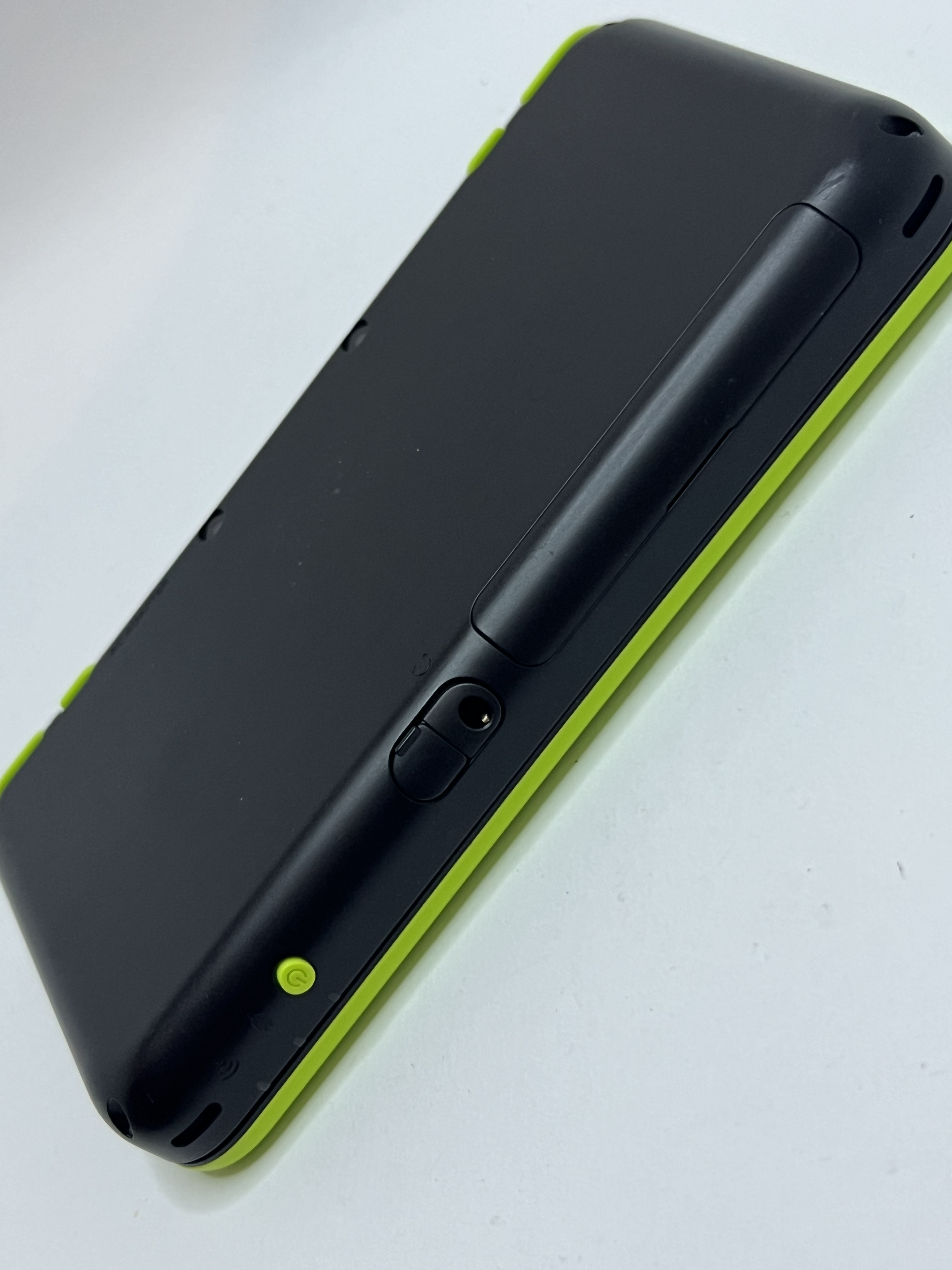 Nintendo New 2DS XL Konsole in neon grün in OVP mit 128GB, Pokemon Bank, Poke Mover & vielen Extras