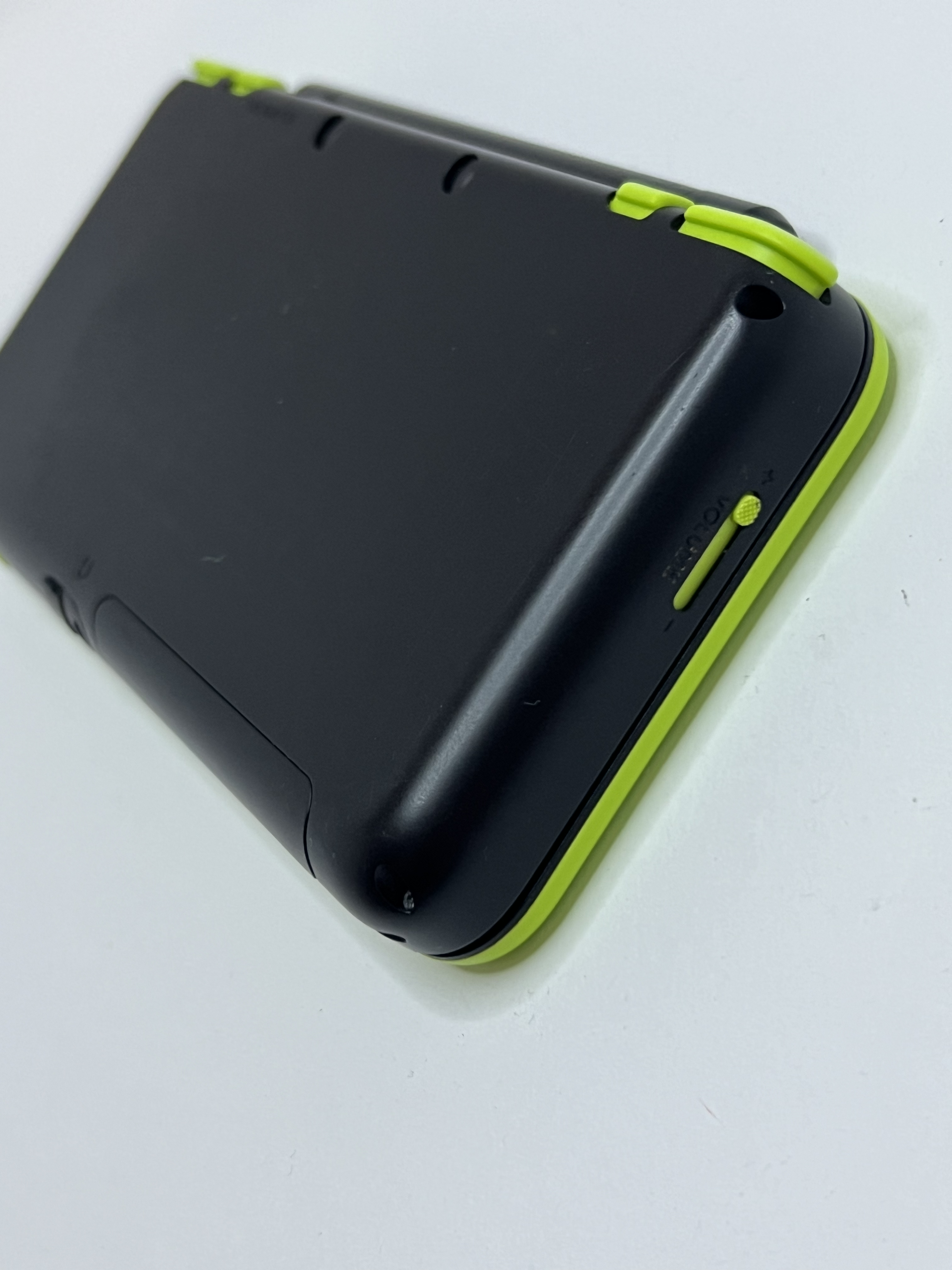 Nintendo New 2DS XL Konsole in neon grün in OVP mit 128GB, Pokemon Bank, Poke Mover & vielen Extras