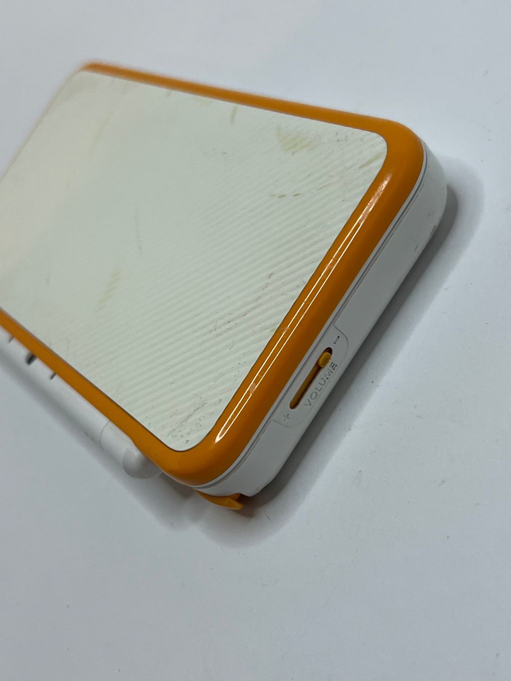 Nintendo New 2DS XL Konsole in weiß orange mit 128GB, Pokemon Bank, Poke Mover & vielen Extras