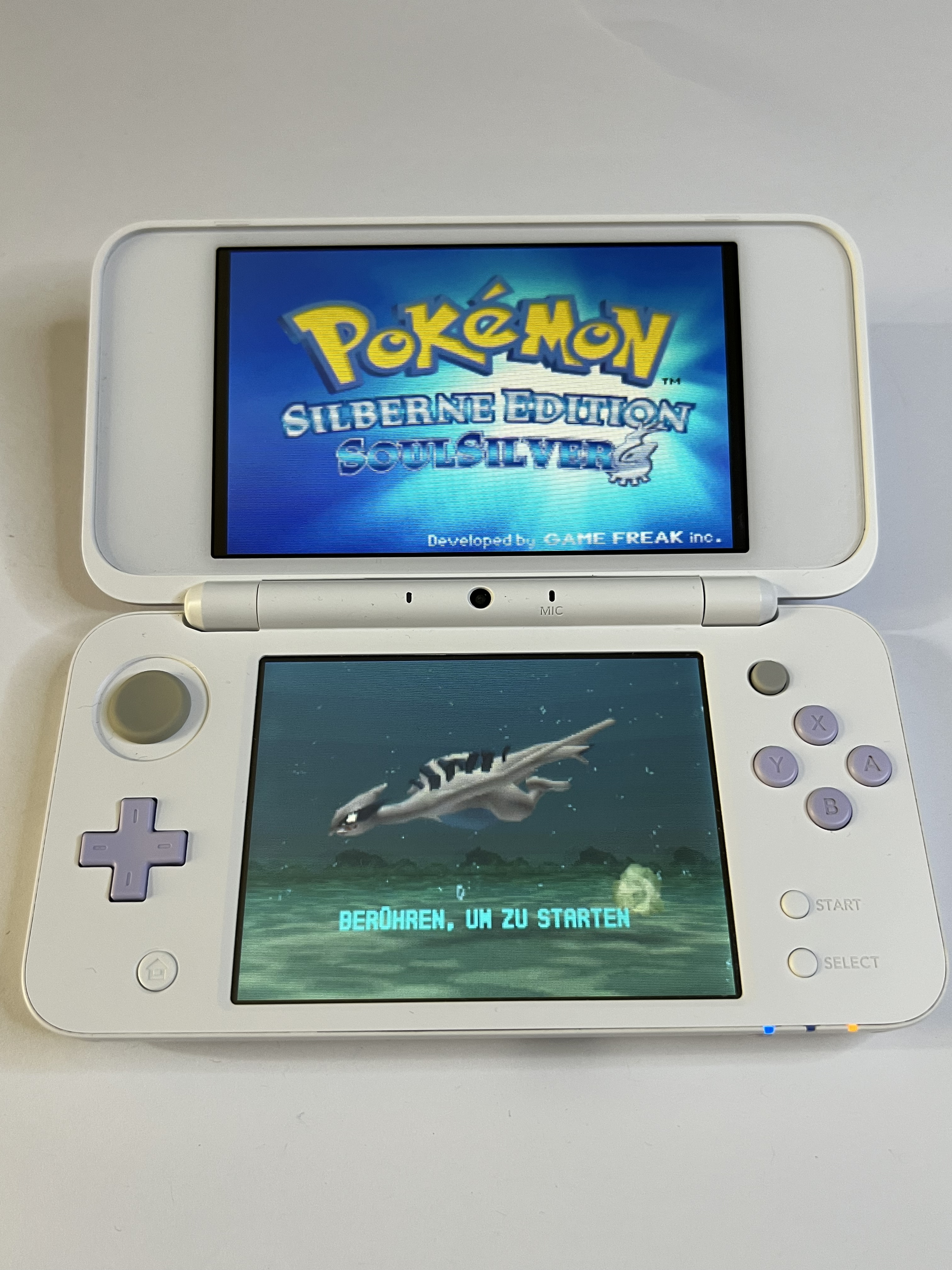 Nintendo New 2DS XL Konsole in weiß lavendel lila mit 128GB, Pokemon Bank, Poke Mover & vielen Extras