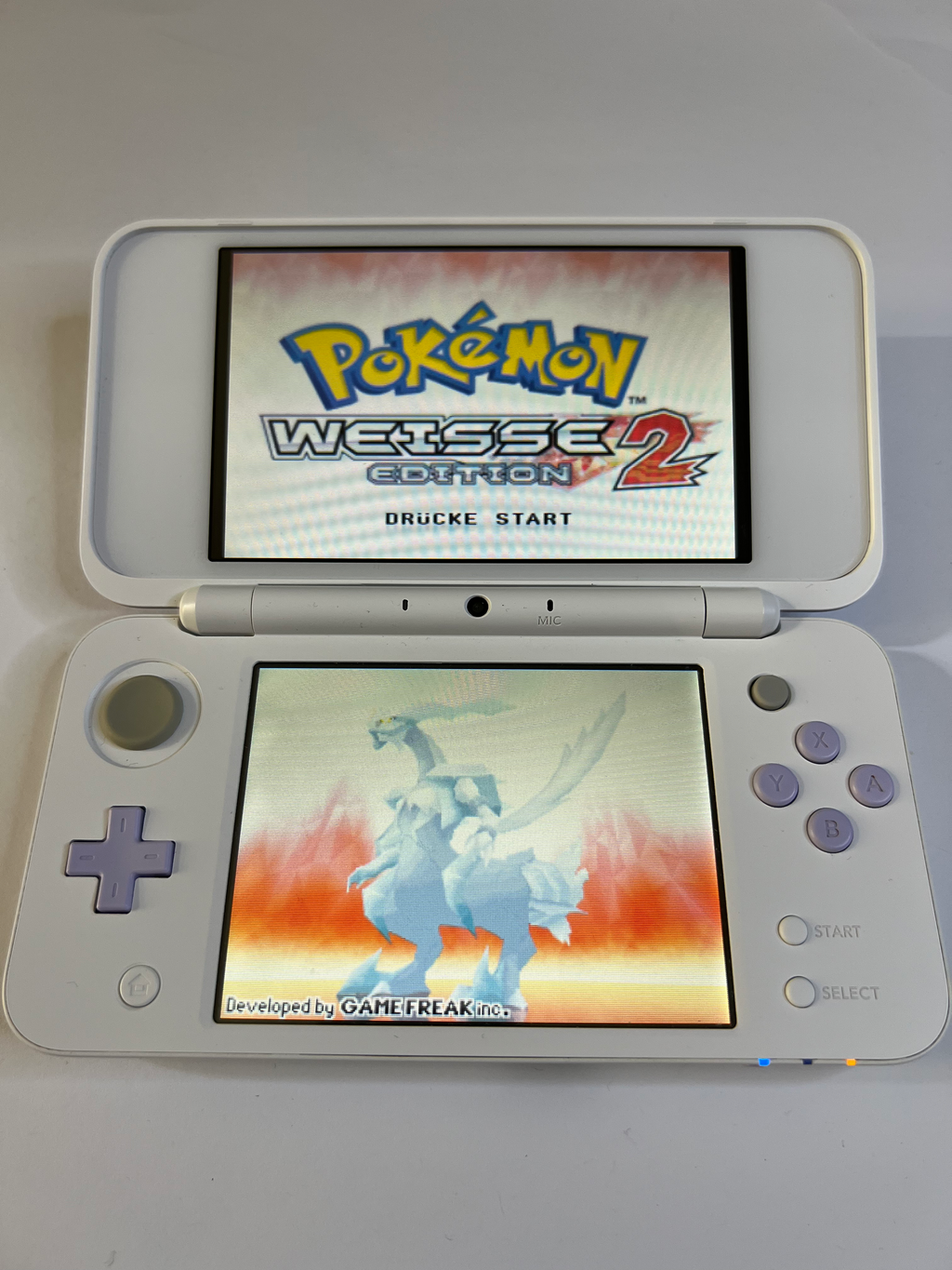 Nintendo New 2DS XL Konsole in weiß lavendel lila mit 128GB, Pokemon Bank, Poke Mover & vielen Extras
