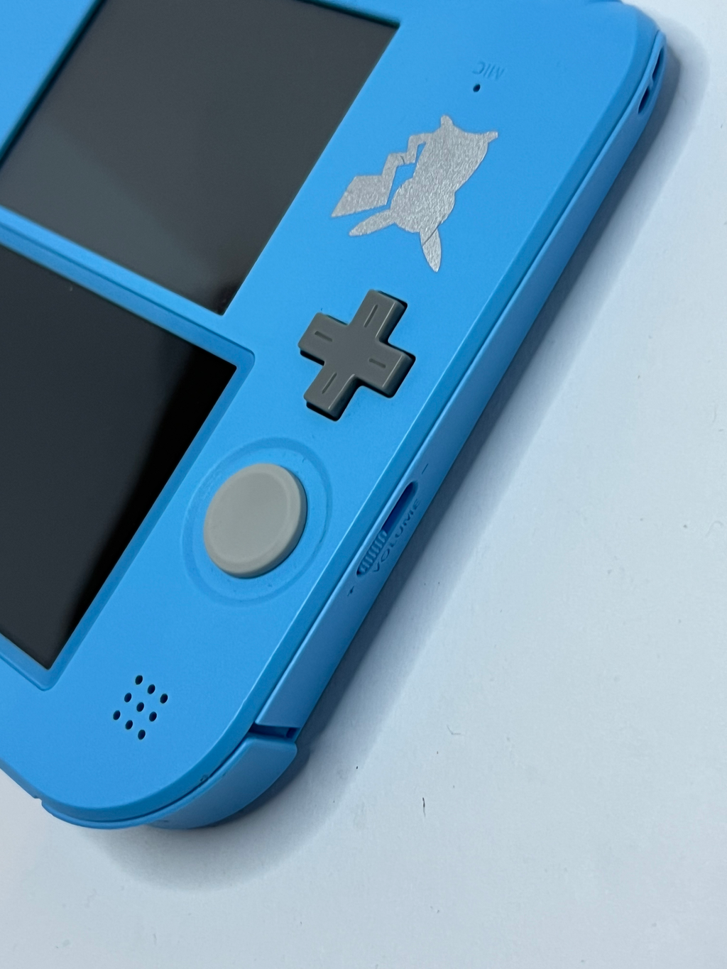 Nintendo 2DS Konsole Pokemon Sonne & Mond Edition mit 128GB, Pokemon Bank, Poke Mover & vielen Extras