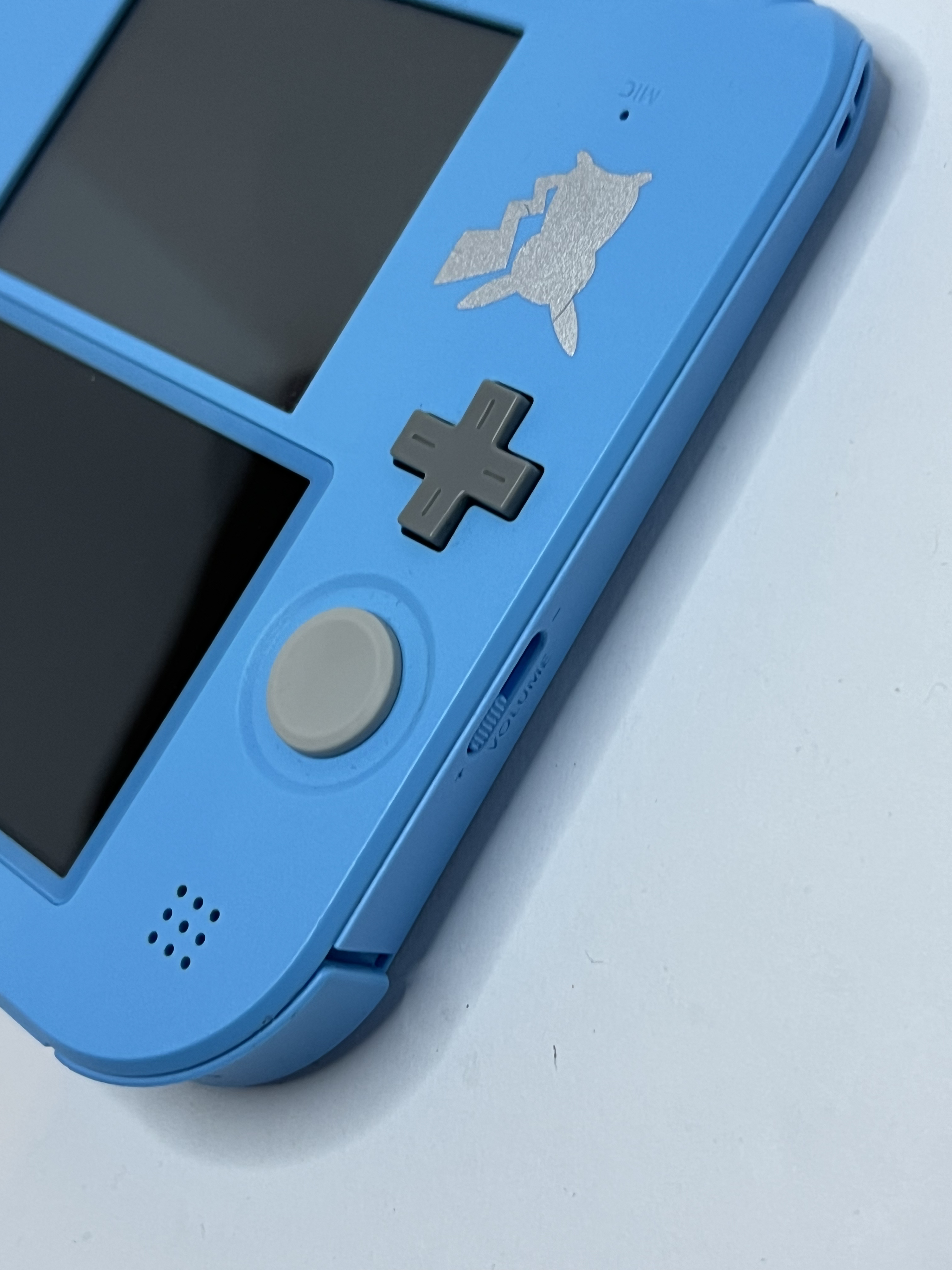 Nintendo 2DS Konsole Pokemon Sonne & Mond Edition mit 128GB, Pokemon Bank, Poke Mover & vielen Extras