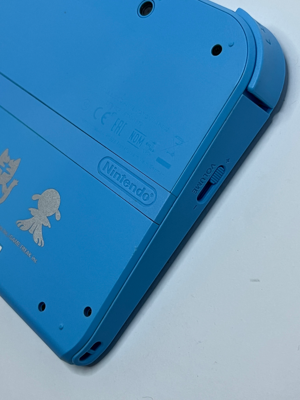 Nintendo 2DS Konsole Pokemon Sonne & Mond Edition mit 128GB, Pokemon Bank, Poke Mover & vielen Extras
