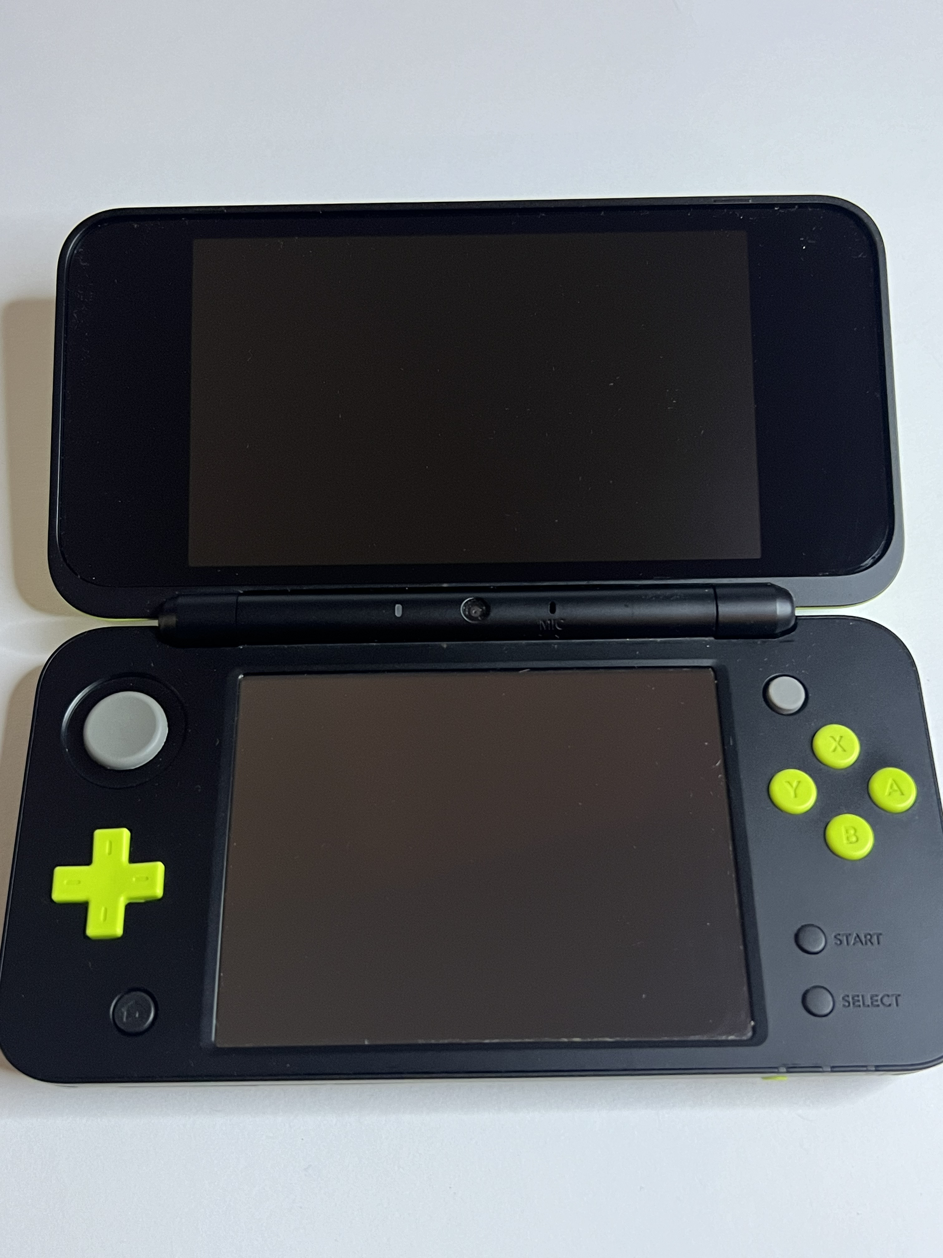 New Nintendo 2DS XL Konsole neon grün mit 128GB, Pokemon Bank, Poke Mover & vielen Extras