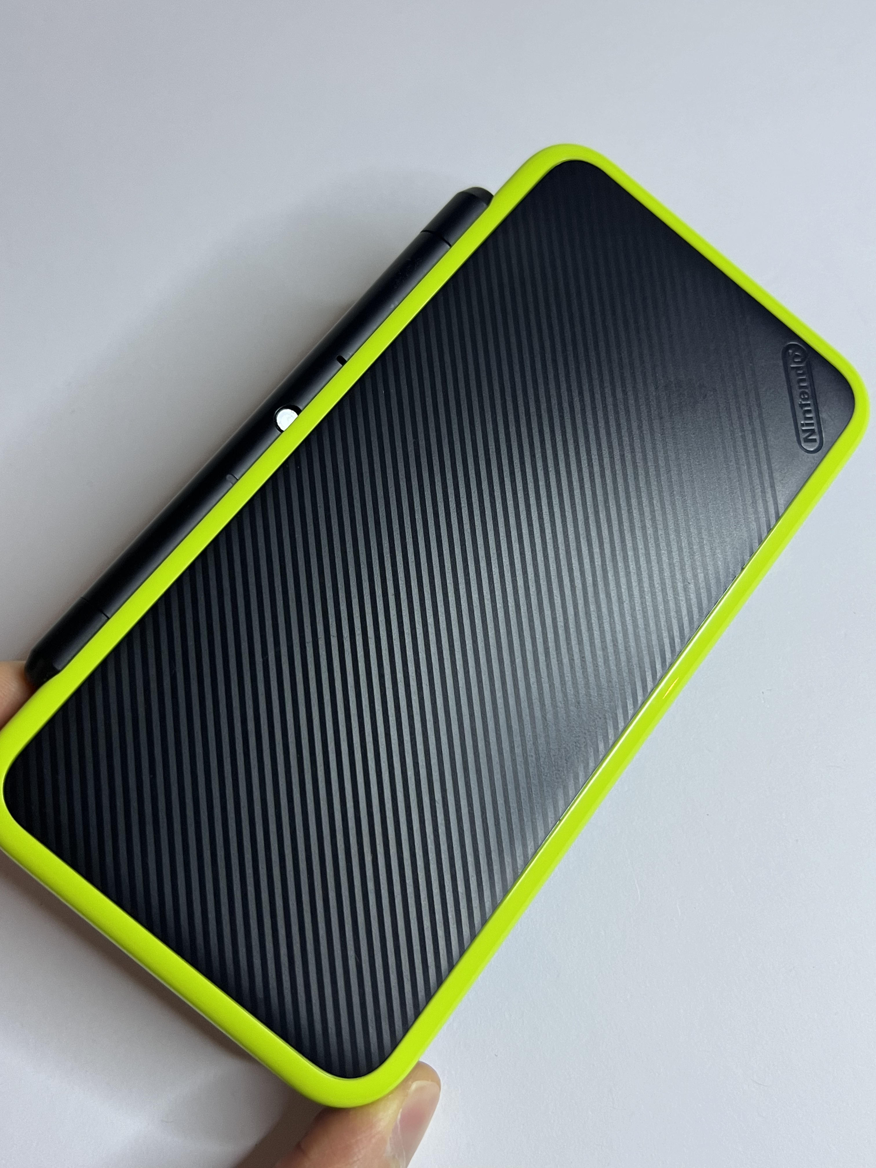 New Nintendo 2DS XL Konsole neon grün mit 128GB, Pokemon Bank, Poke Mover & vielen Extras