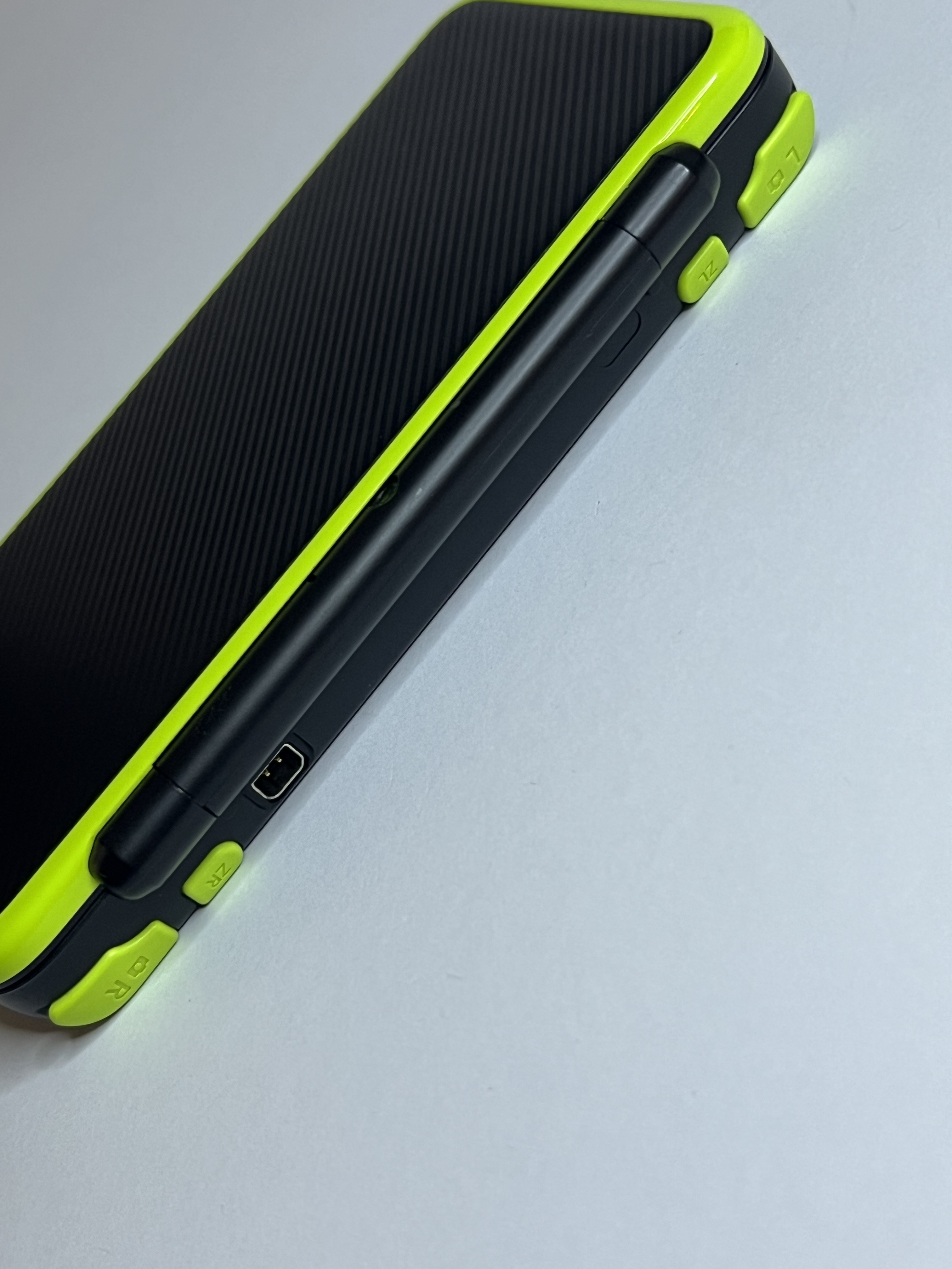 New Nintendo 2DS XL Konsole neon grün mit 128GB, Pokemon Bank, Poke Mover & vielen Extras