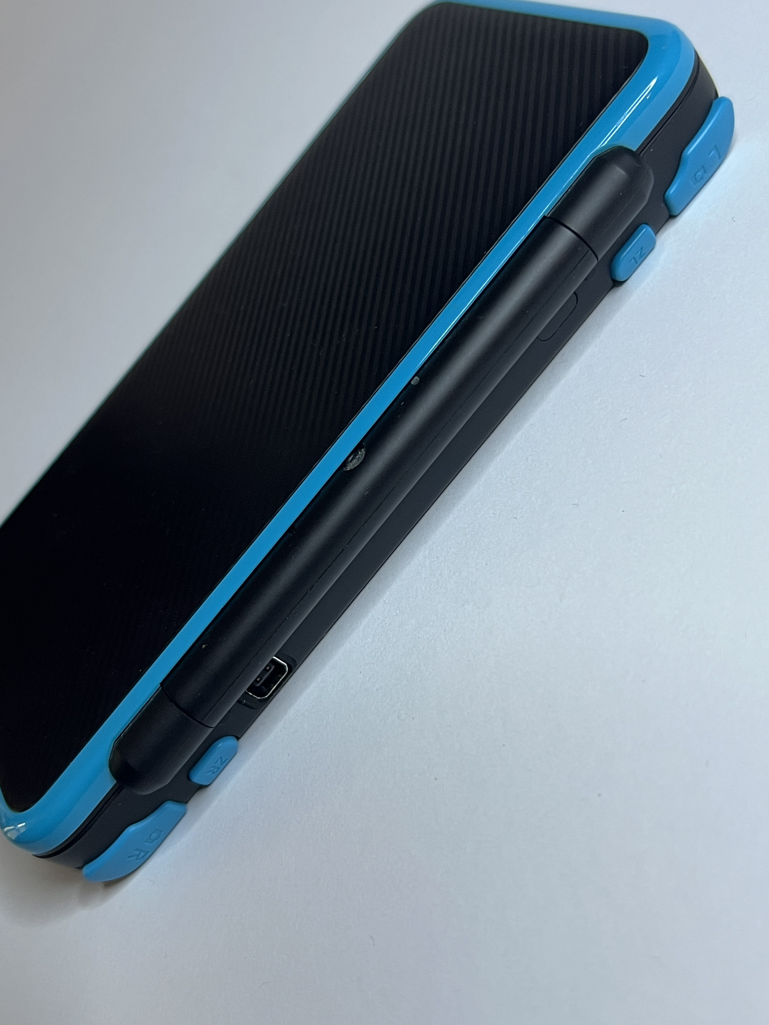 New Nintendo 2DS XL Konsole neon blau mit 128GB, Pokemon Bank, Poke Mover & vielen Extras