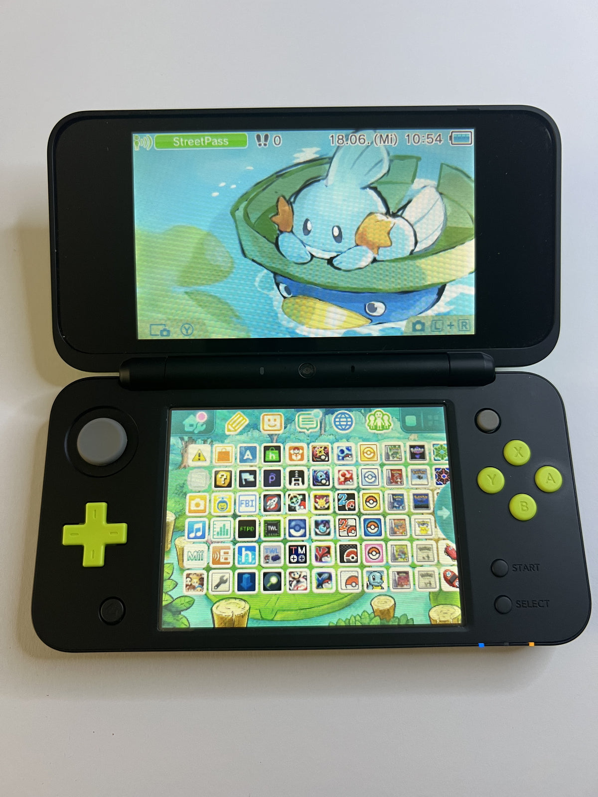 Nintendo New 2DS XL Konsole in schwarz neon grün mit 128GB, Pokemon Bank, Poke Mover & vielen Extras