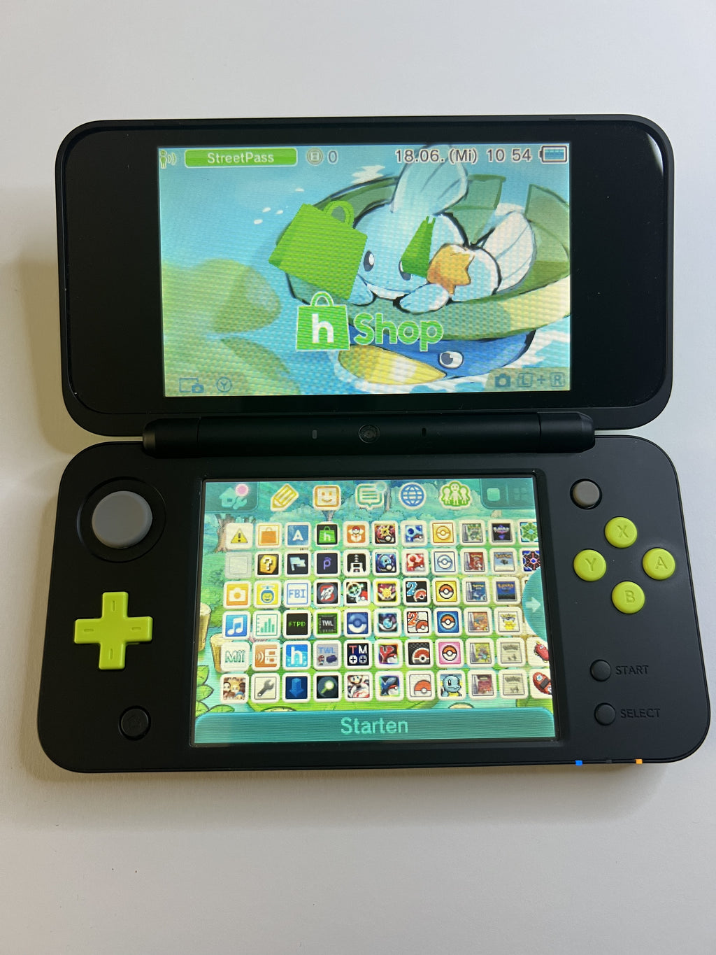 Nintendo New 2DS XL Konsole in schwarz neon grün mit 128GB, Pokemon Bank, Poke Mover & vielen Extras