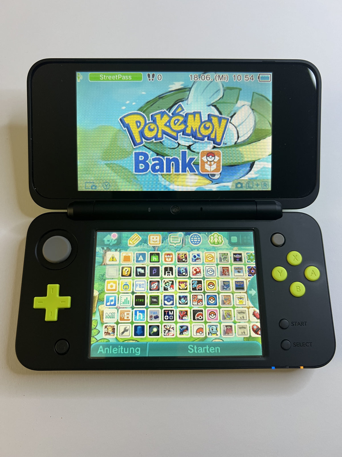 Nintendo New 2DS XL Konsole in schwarz neon grün mit 128GB, Pokemon Bank, Poke Mover & vielen Extras