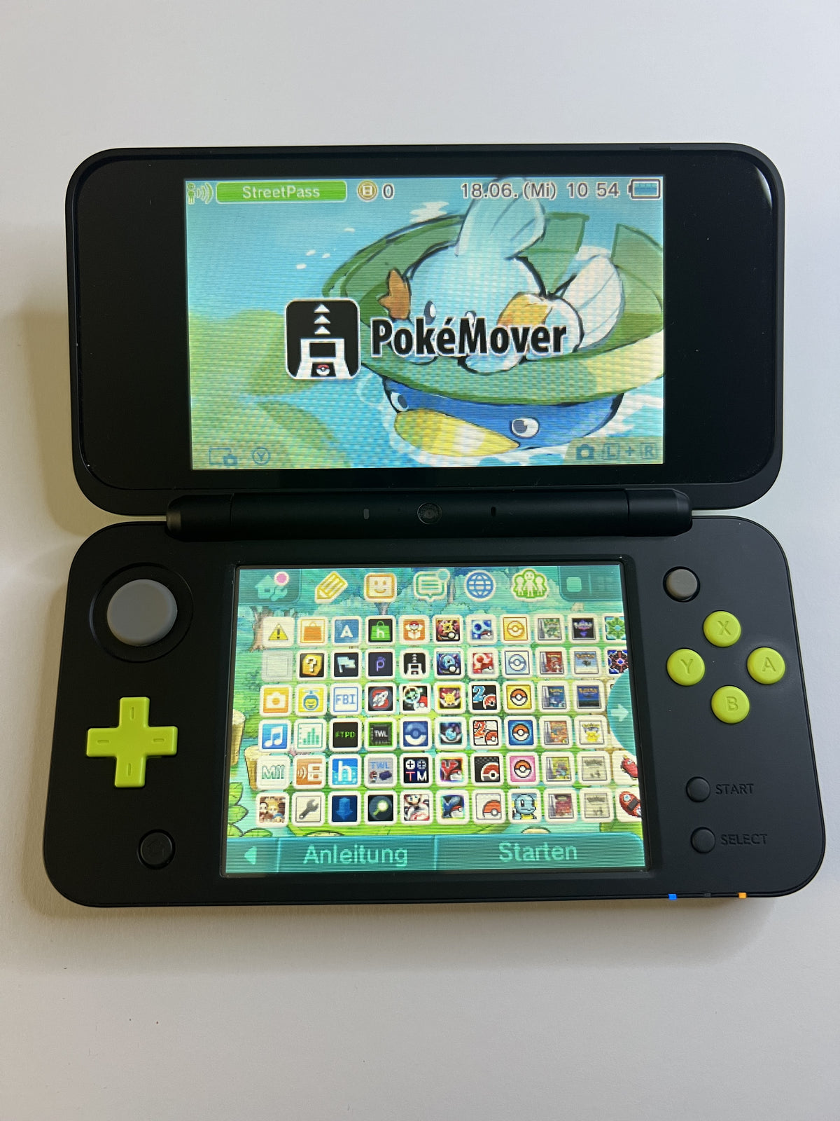 Nintendo New 2DS XL Konsole in schwarz neon grün mit 128GB, Pokemon Bank, Poke Mover & vielen Extras