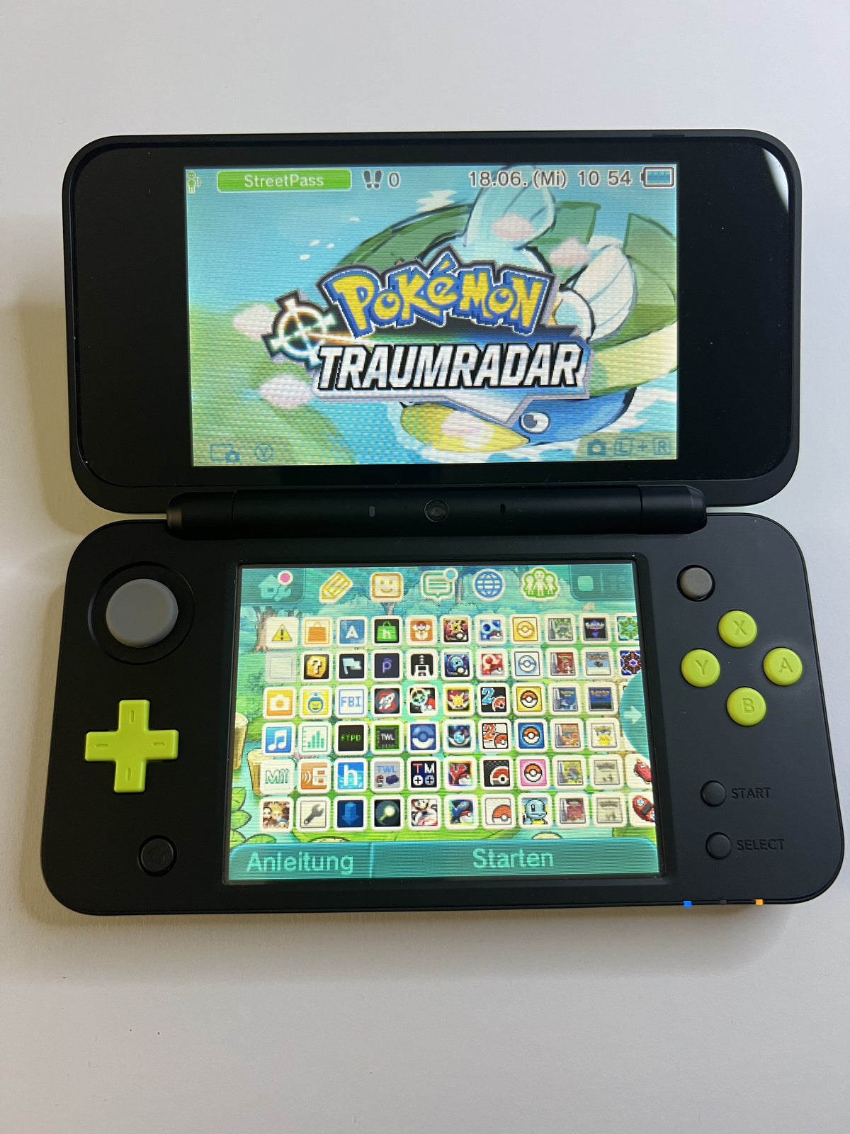 Nintendo New 2DS XL Konsole in schwarz neon grün mit 128GB, Pokemon Bank, Poke Mover & vielen Extras
