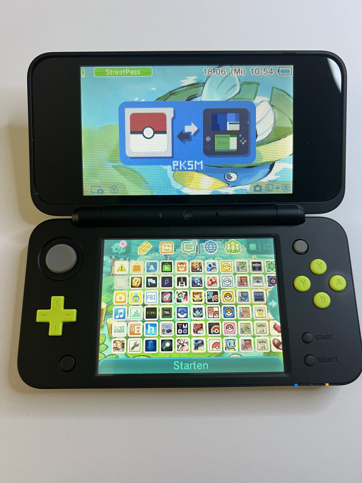 Nintendo New 2DS XL Konsole in schwarz neon grün mit 128GB, Pokemon Bank, Poke Mover & vielen Extras