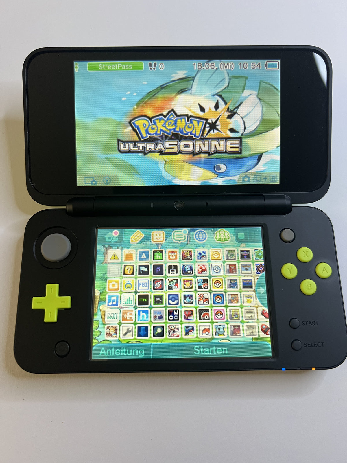 Nintendo New 2DS XL Konsole in schwarz neon grün mit 128GB, Pokemon Bank, Poke Mover & vielen Extras