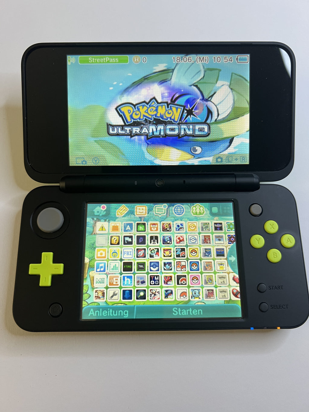 Nintendo New 2DS XL Konsole in schwarz neon grün mit 128GB, Pokemon Bank, Poke Mover & vielen Extras