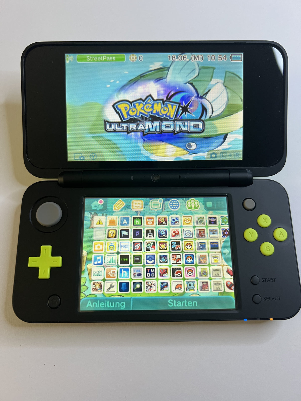 Nintendo New 2DS XL Konsole in schwarz neon grün mit 128GB, Pokemon Bank, Poke Mover & vielen Extras