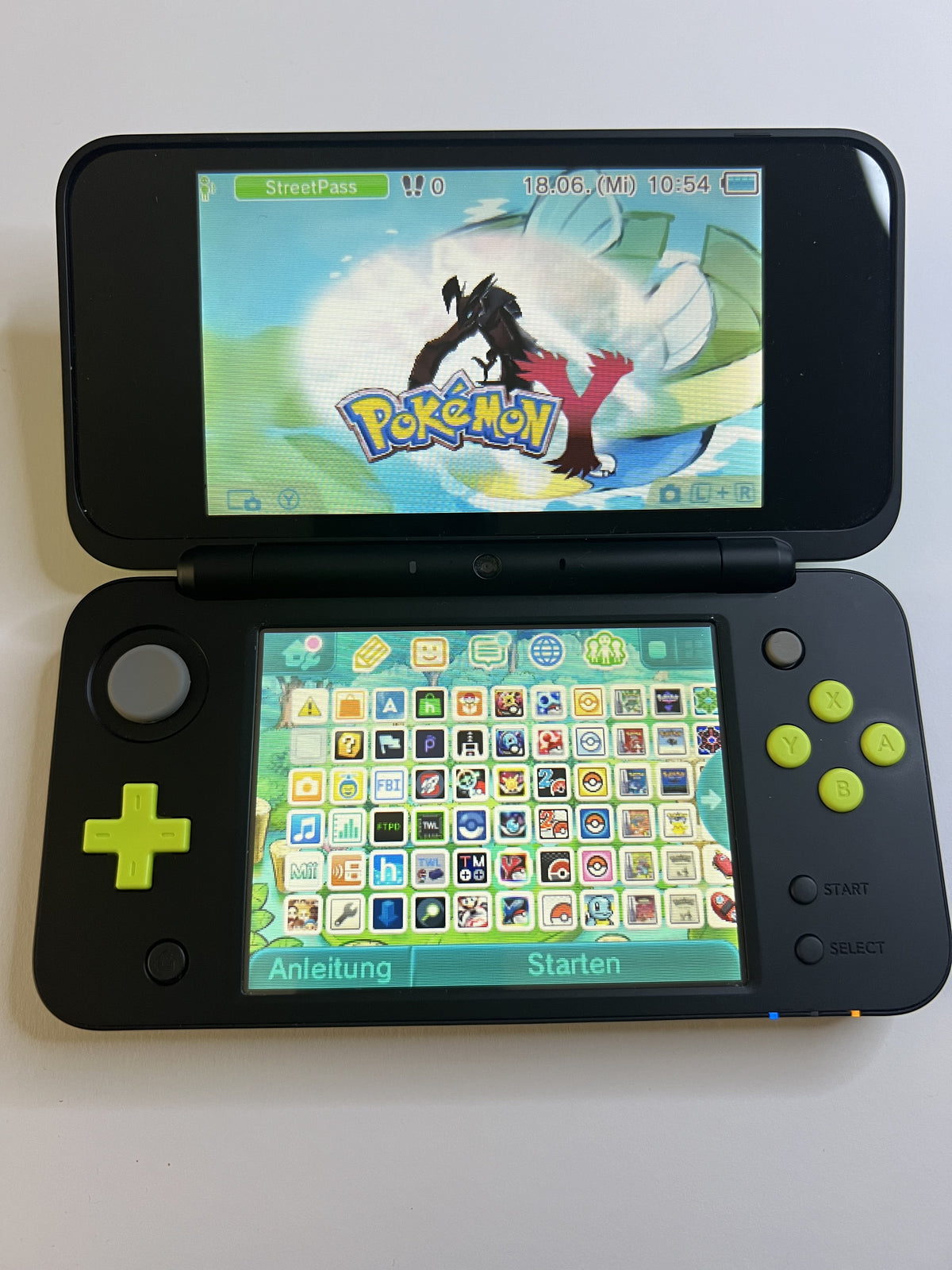 Nintendo New 2DS XL Konsole in schwarz neon grün mit 128GB, Pokemon Bank, Poke Mover & vielen Extras