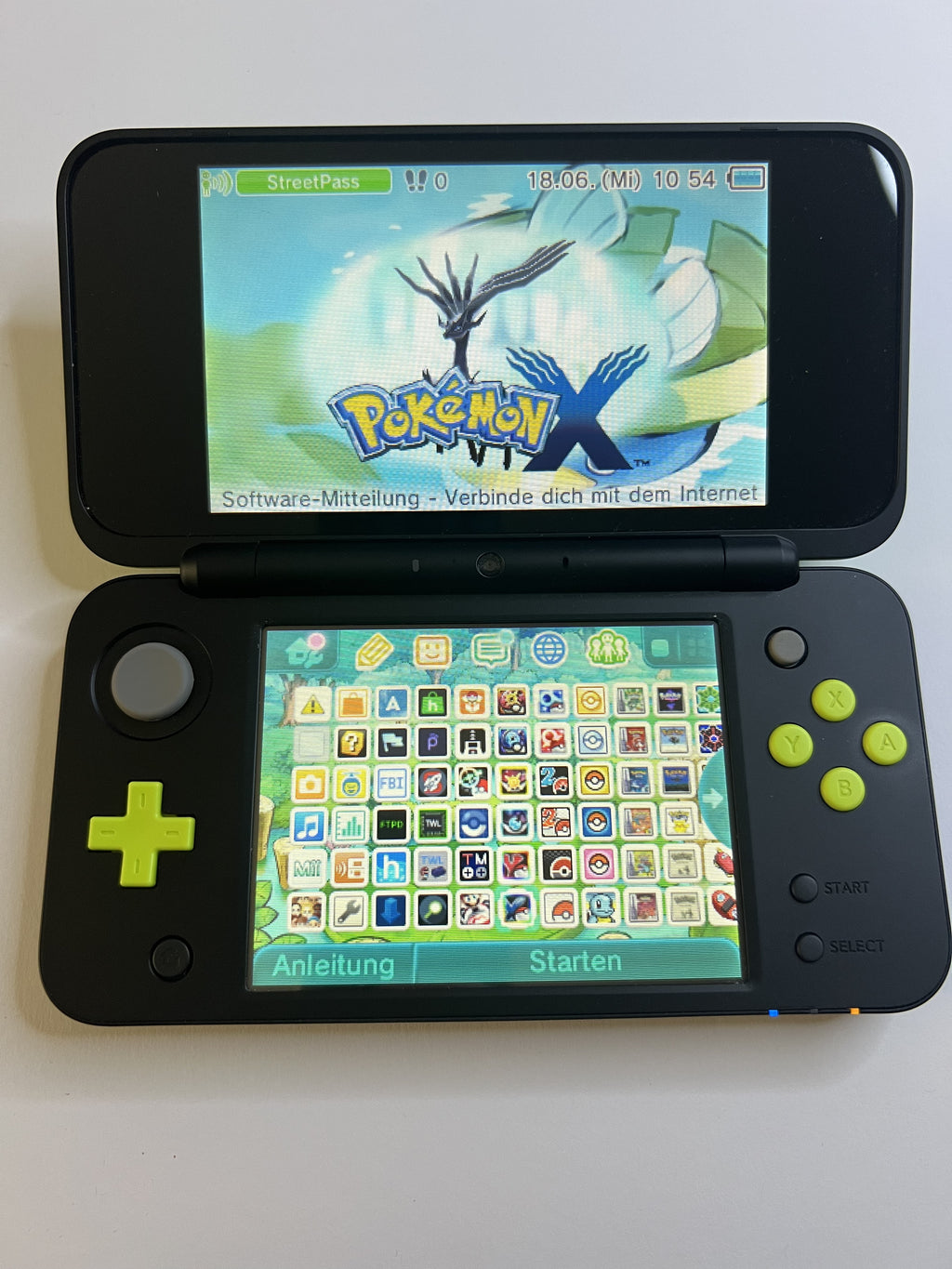 Nintendo New 2DS XL Konsole in schwarz neon grün mit 128GB, Pokemon Bank, Poke Mover & vielen Extras