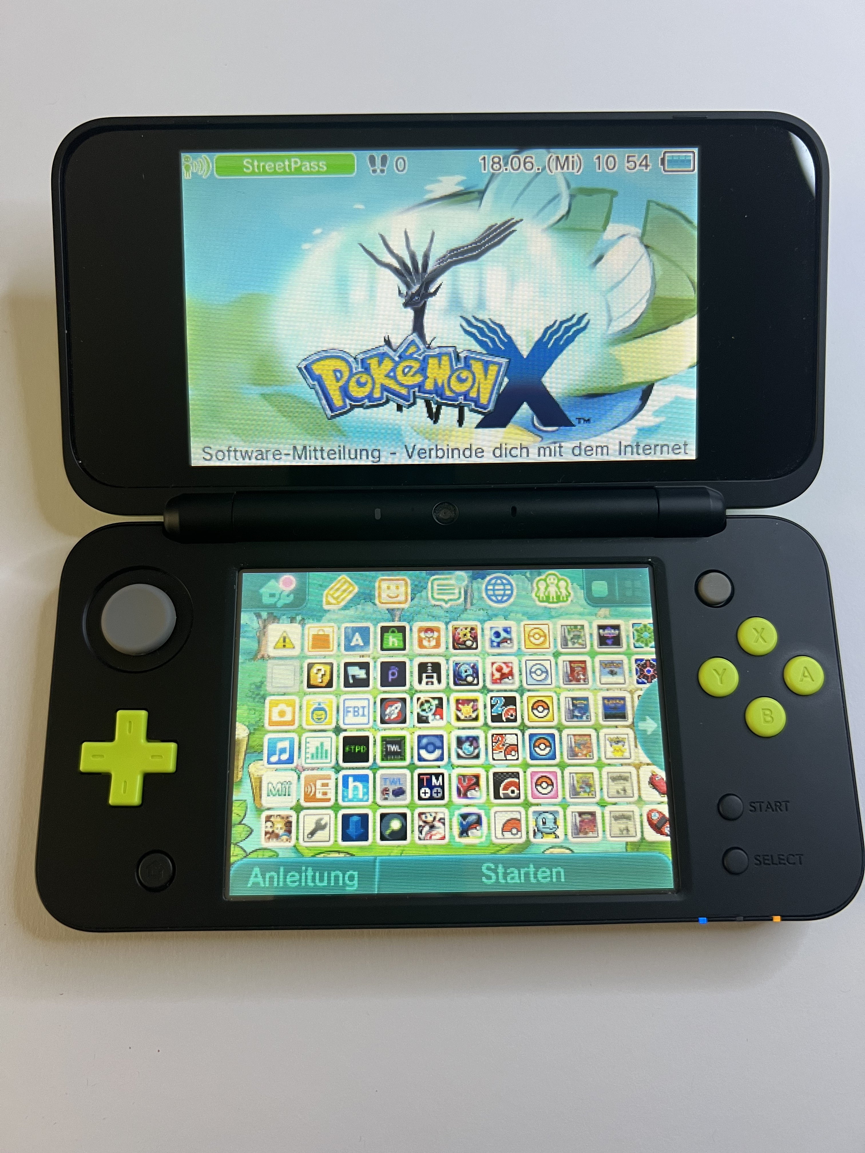 Nintendo New 2DS XL Konsole in neon grün in OVP mit 128GB, Pokemon Bank, Poke Mover & vielen Extras