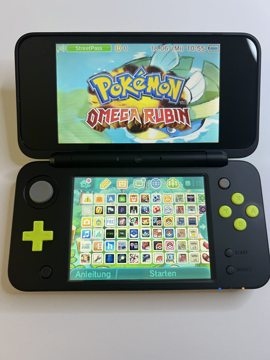 Nintendo New 2DS XL Konsole in schwarz neon grün mit 128GB, Pokemon Bank, Poke Mover & vielen Extras