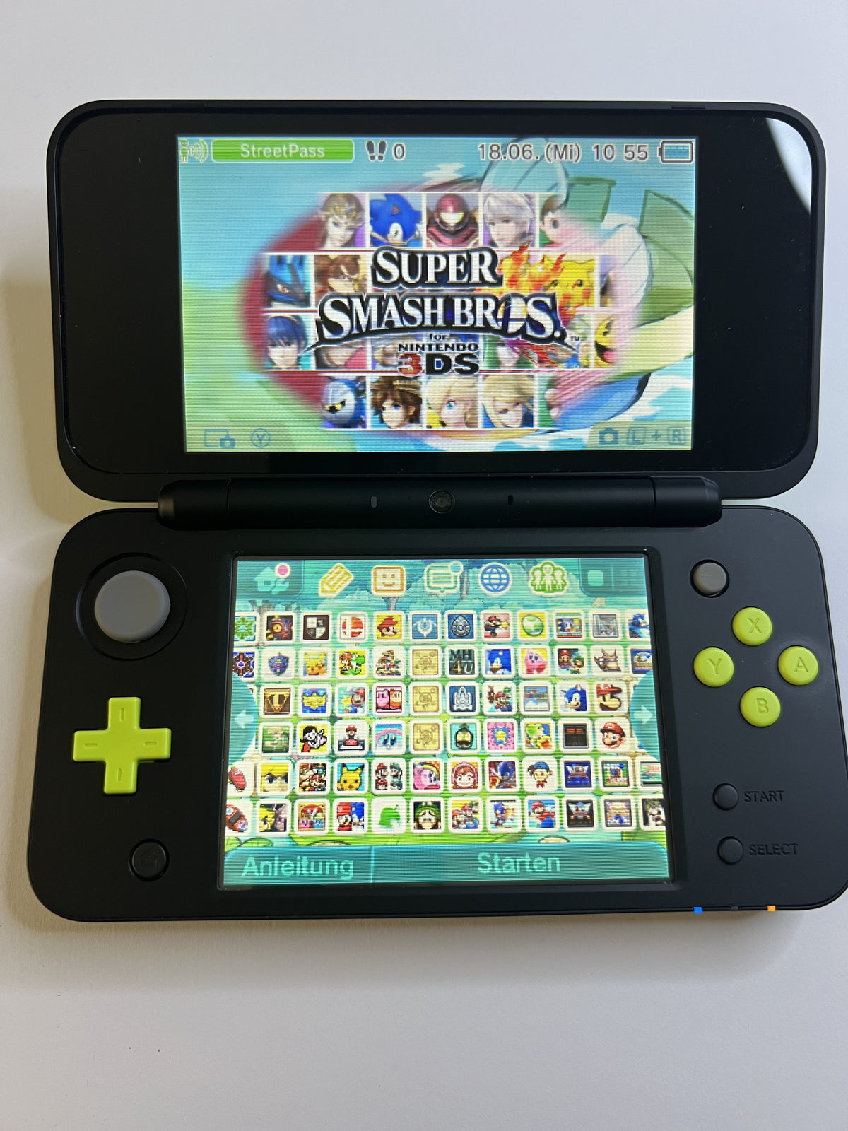 Nintendo New 2DS XL Konsole in schwarz neon grün mit 128GB, Pokemon Bank, Poke Mover & vielen Extras