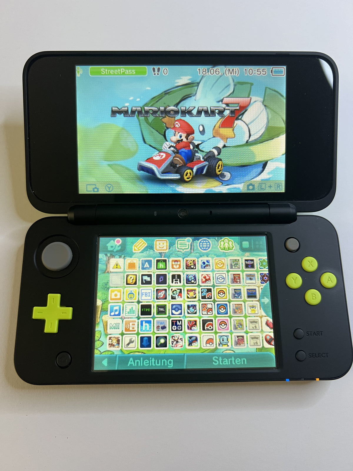 Nintendo New 2DS XL Konsole in schwarz neon grün mit 128GB, Pokemon Bank, Poke Mover & vielen Extras