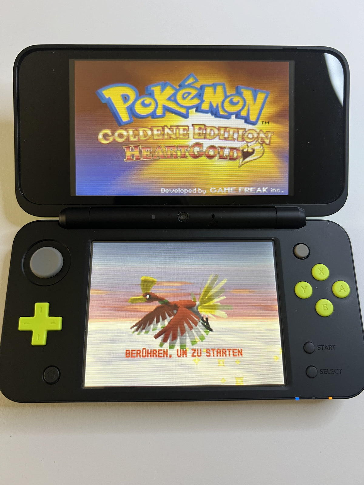 Nintendo New 2DS XL Konsole in schwarz neon grün mit 128GB, Pokemon Bank, Poke Mover & vielen Extras