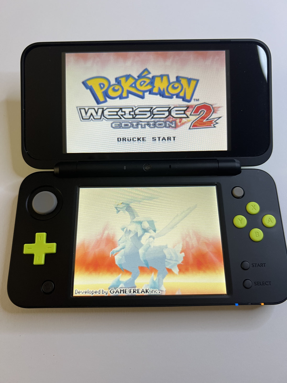Nintendo New 2DS XL Konsole in schwarz neon grün mit 128GB, Pokemon Bank, Poke Mover & vielen Extras
