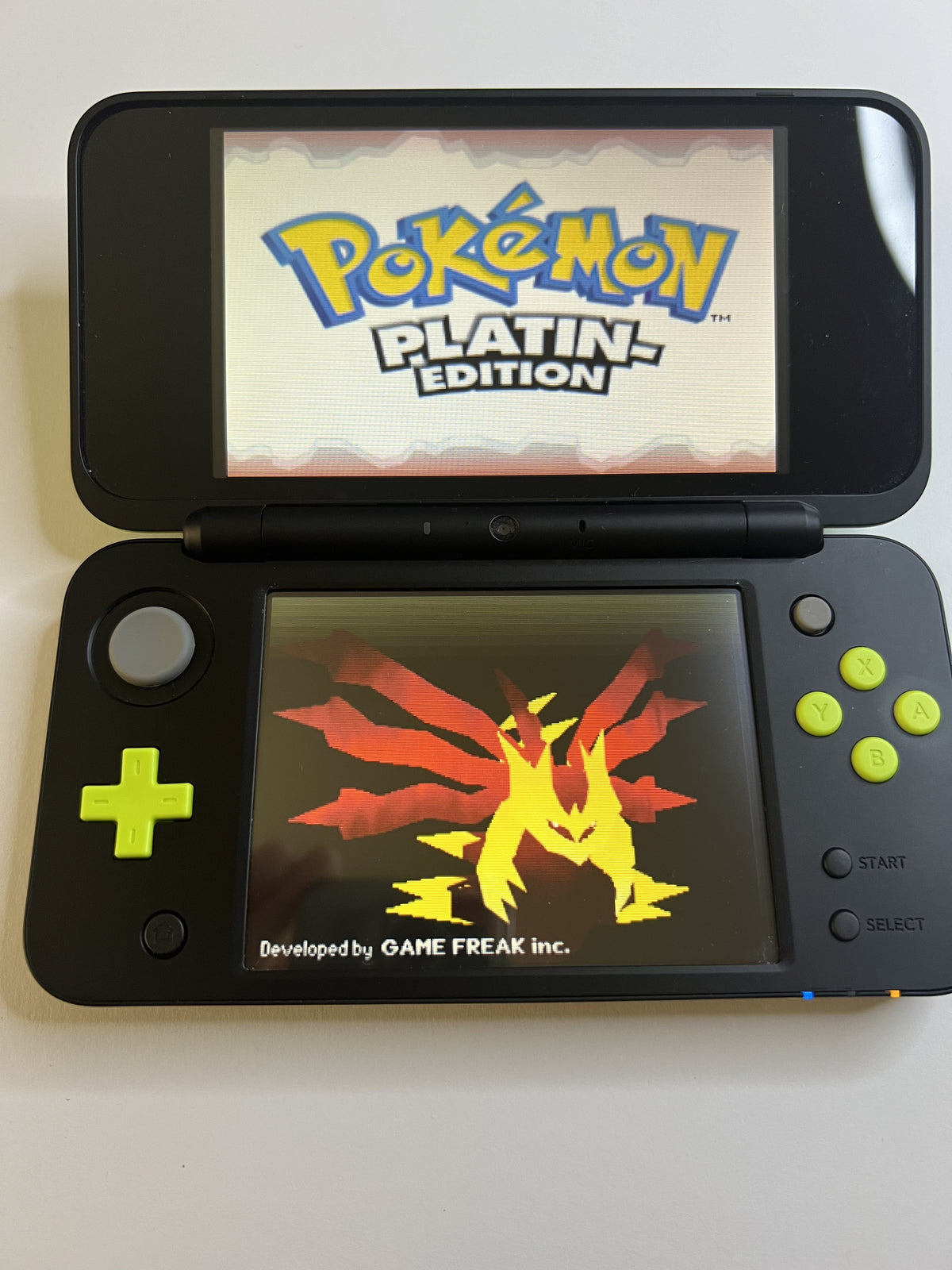 Nintendo New 2DS XL Konsole in schwarz neon grün mit 128GB, Pokemon Bank, Poke Mover & vielen Extras
